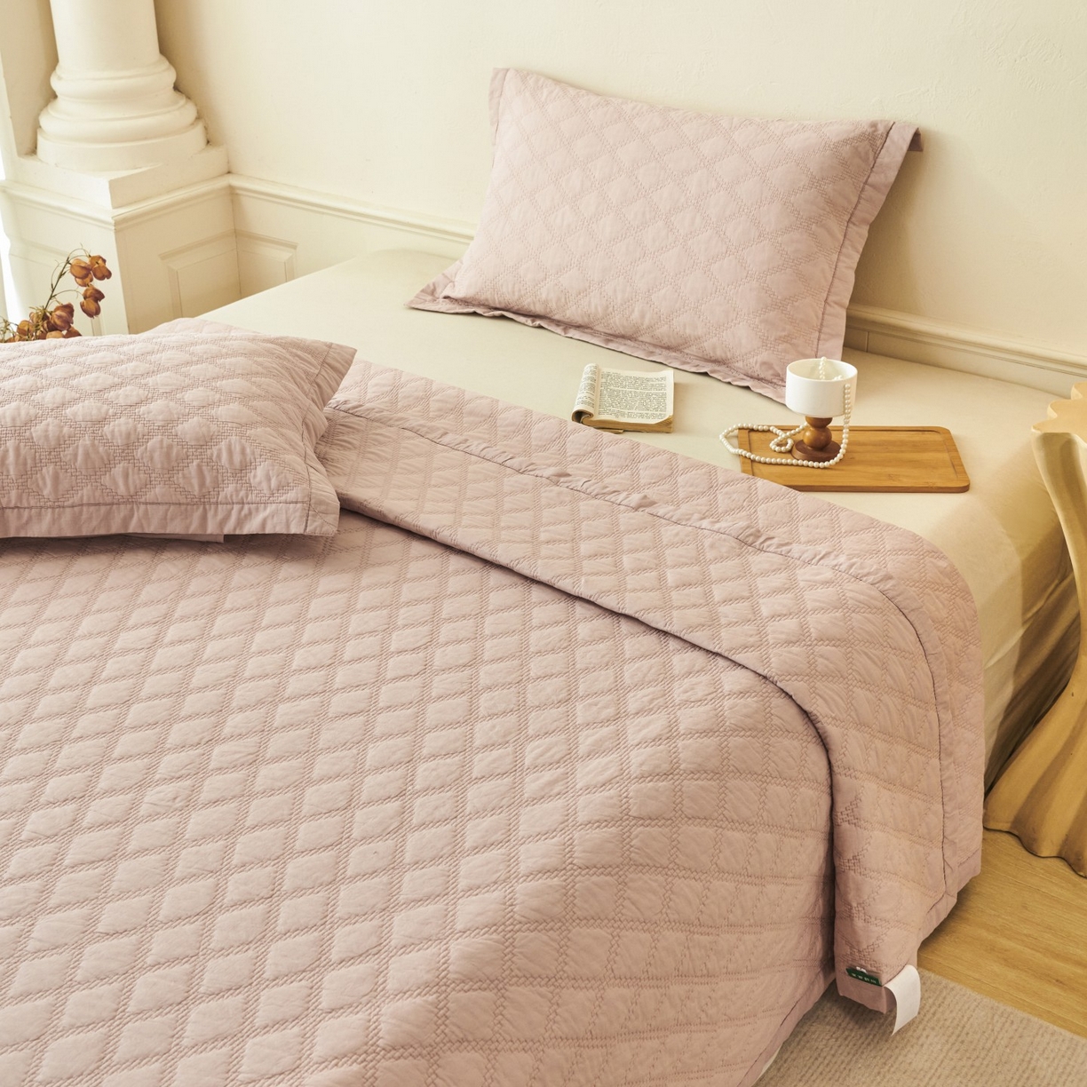 91家纺网 家纺一手货源 找家纺 莎果家纺 2025新款双面60支纯棉细纱菱形格刺绣床盖 菱形粉
