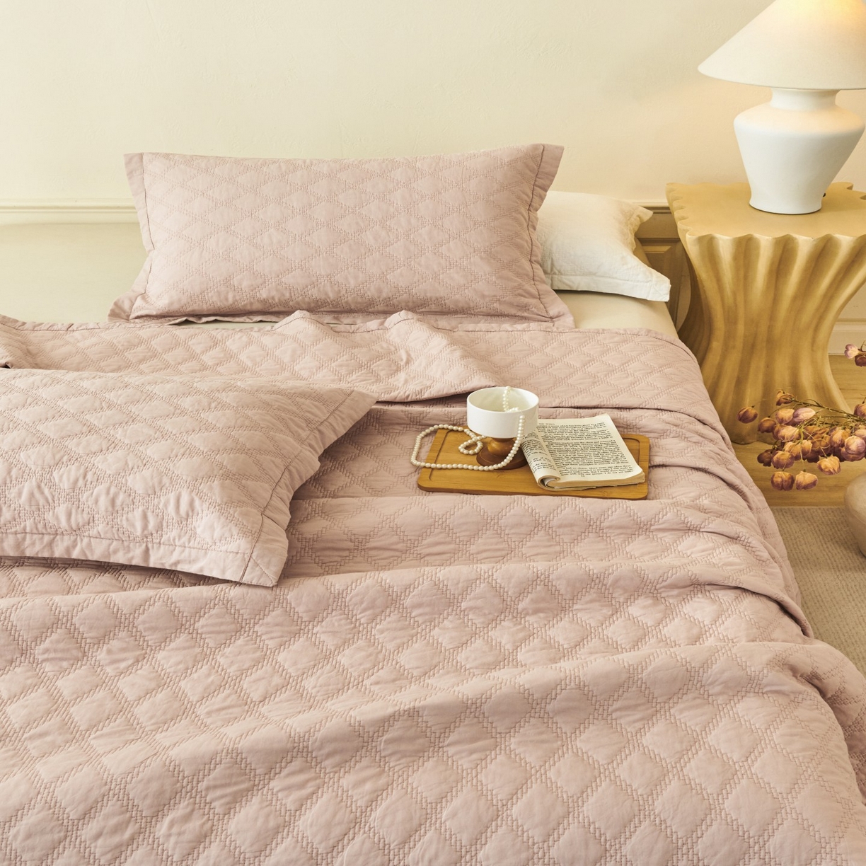 91家纺网 家纺一手货源 找家纺 莎果家纺 2025新款双面60支纯棉细纱菱形格刺绣床盖 菱形粉