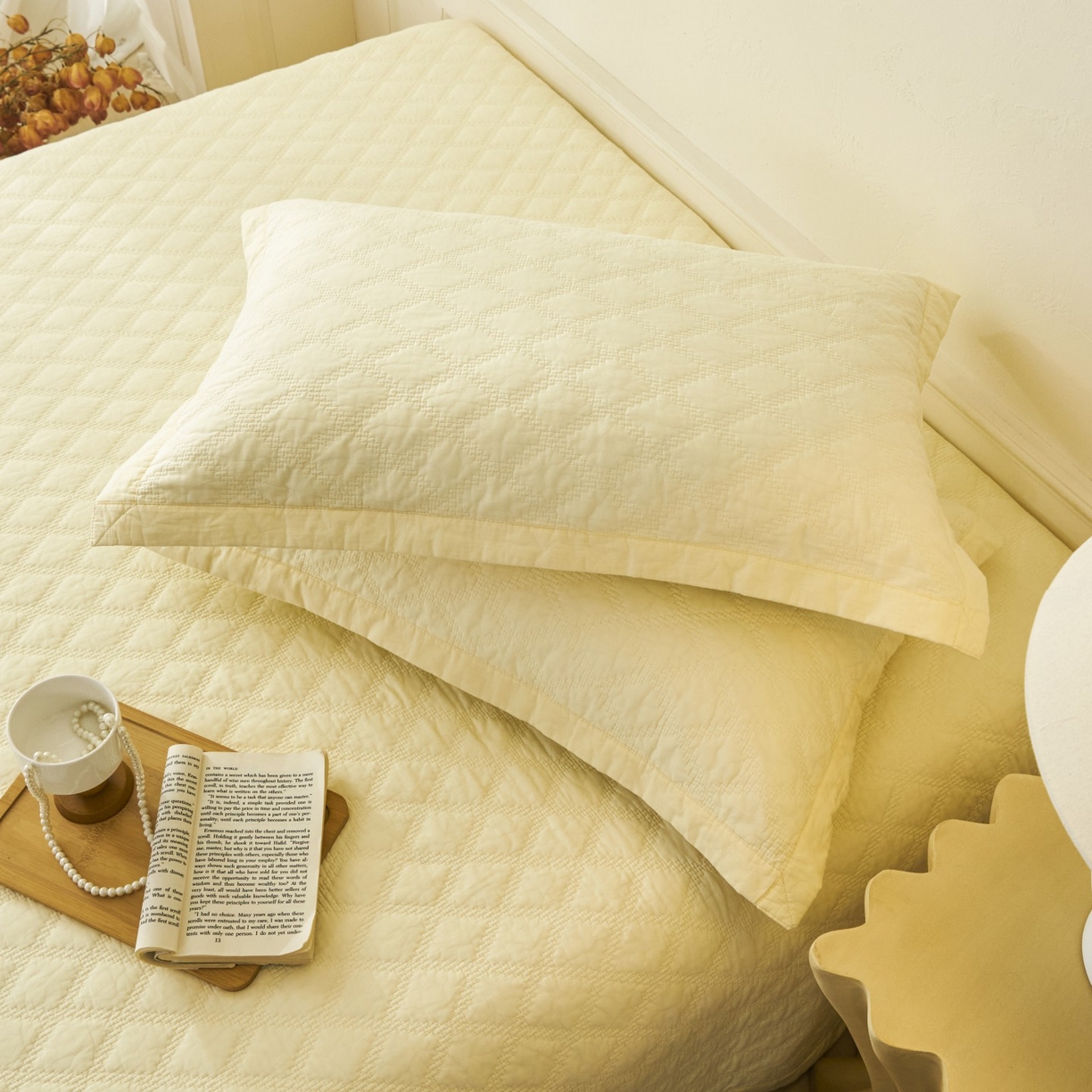 91家纺网 家纺一手货源 找家纺 莎果家纺 2025新款双面60支纯棉细纱菱形格刺绣床盖 菱形黄