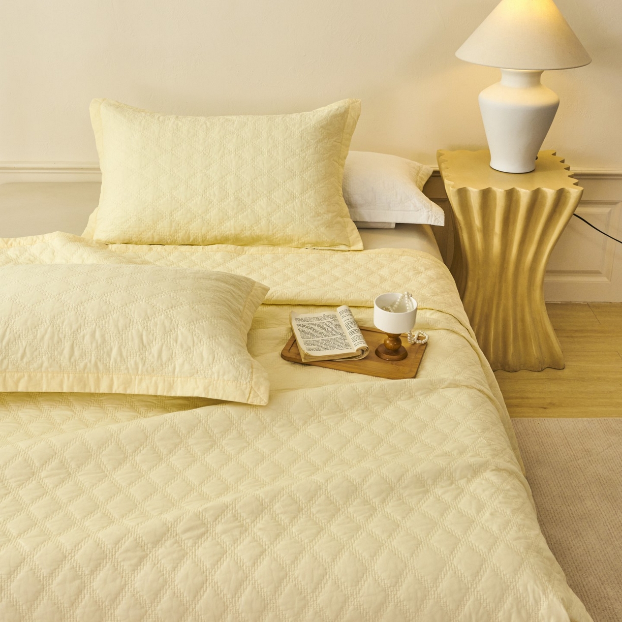 91家纺网 家纺一手货源 找家纺 莎果家纺 2025新款双面60支纯棉细纱菱形格刺绣床盖 菱形黄