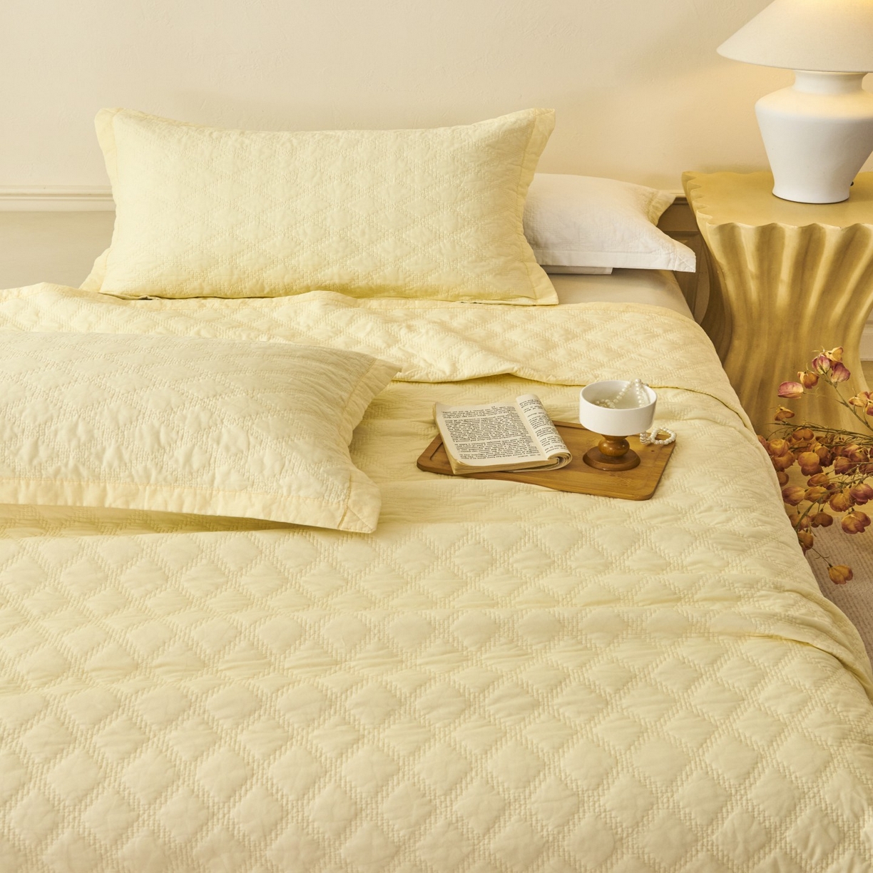 91家纺网 家纺一手货源 找家纺 莎果家纺 2025新款双面60支纯棉细纱菱形格刺绣床盖 菱形黄