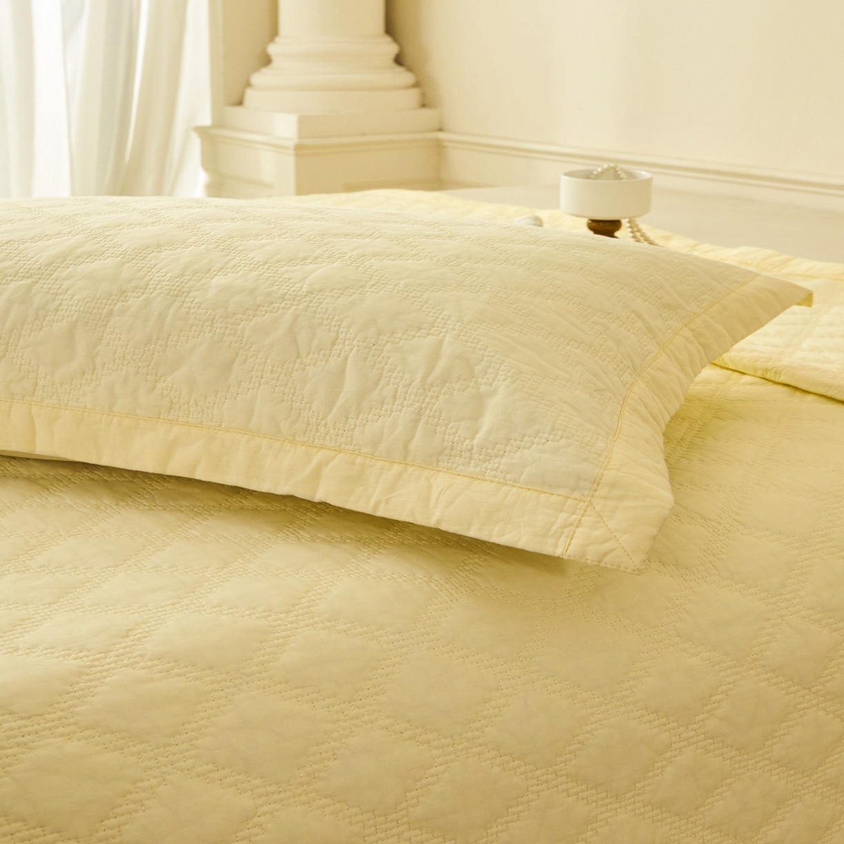 91家纺网 家纺一手货源 找家纺 莎果家纺 2025新款双面60支纯棉细纱菱形格刺绣床盖 菱形黄