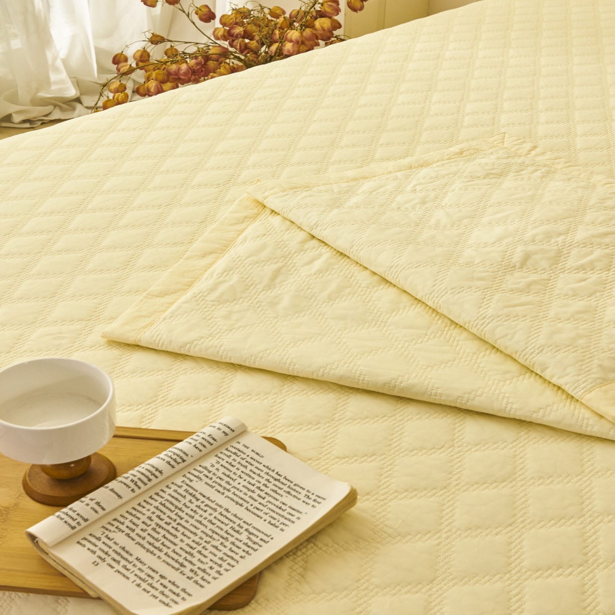 91家纺网 家纺一手货源 找家纺 莎果家纺 2025新款双面60支纯棉细纱菱形格刺绣床盖 菱形黄