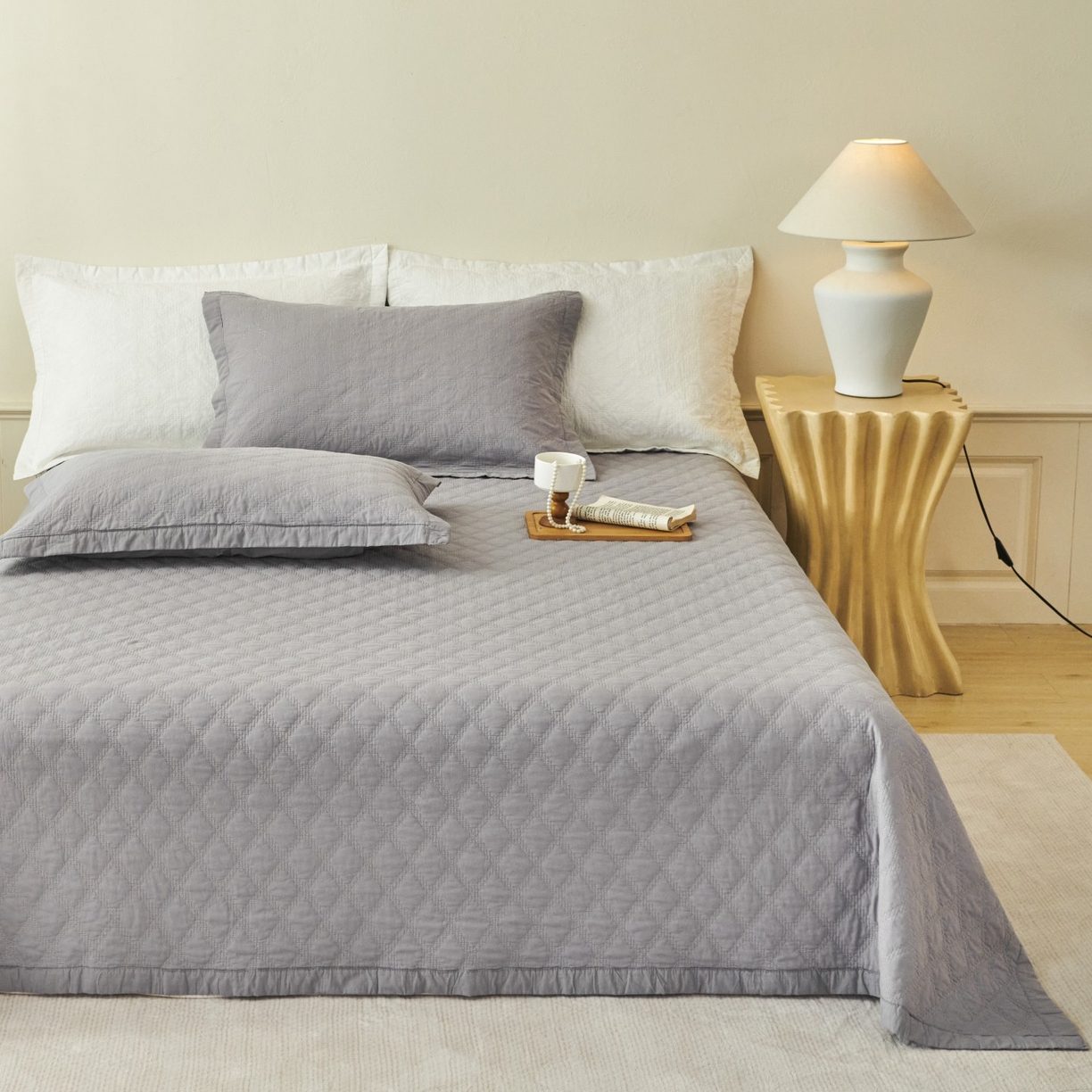 莎果家纺 2025新款双面60支纯棉细纱菱形格刺绣床盖 菱形灰