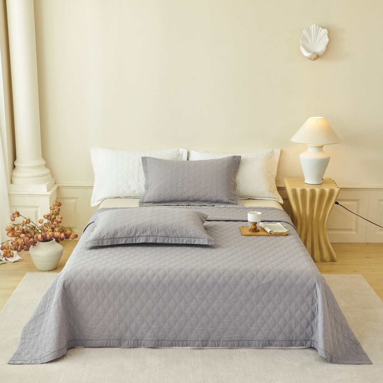 91家纺网 家纺一手货源 找家纺 莎果家纺 2025新款双面60支纯棉细纱菱形格刺绣床盖 菱形灰