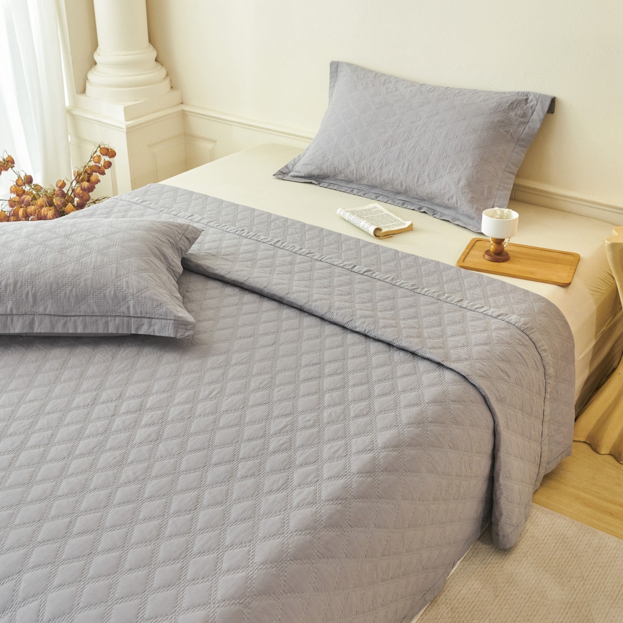 91家纺网 家纺一手货源 找家纺 莎果家纺 2025新款双面60支纯棉细纱菱形格刺绣床盖 菱形灰