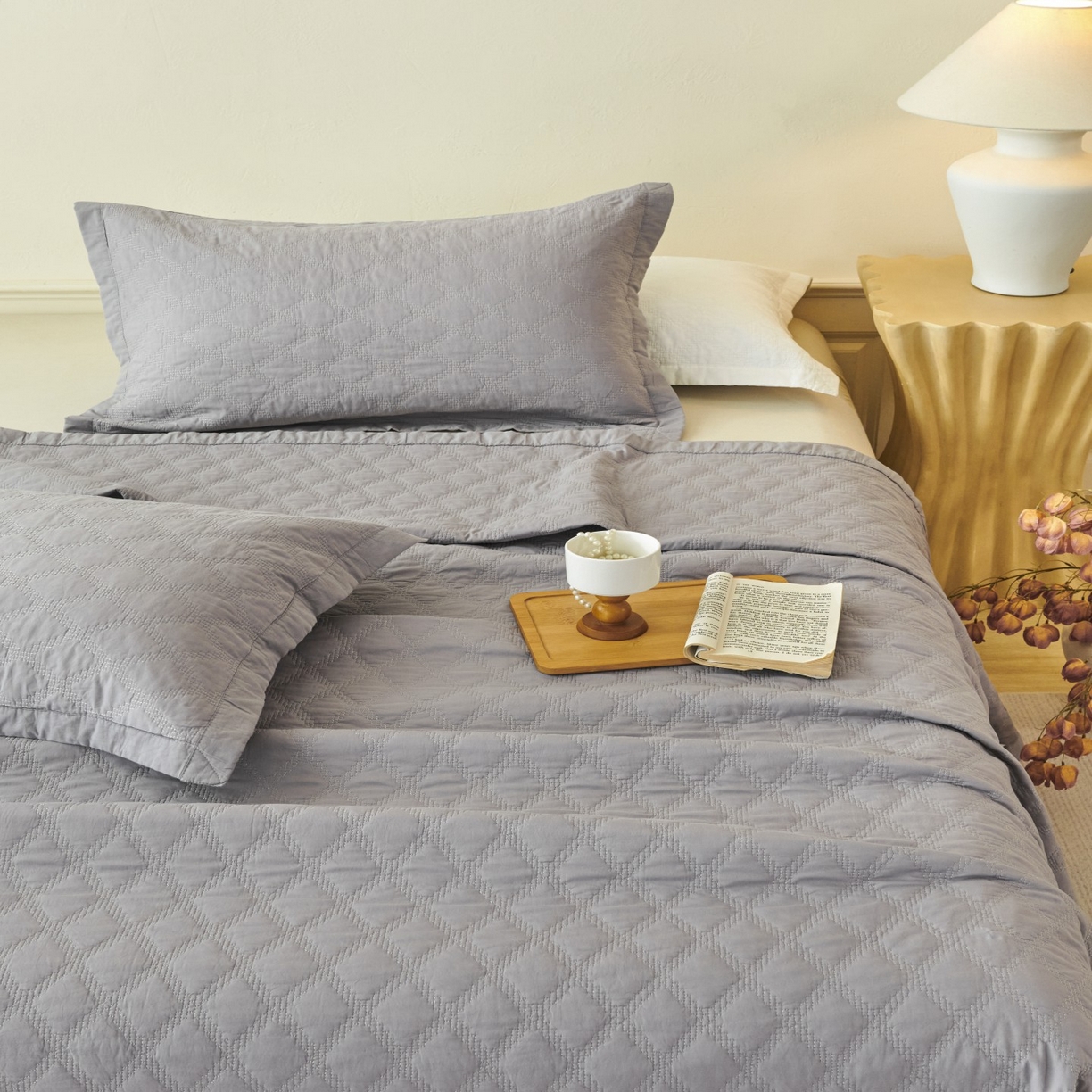 91家纺网 家纺一手货源 找家纺 莎果家纺 2025新款双面60支纯棉细纱菱形格刺绣床盖 菱形灰