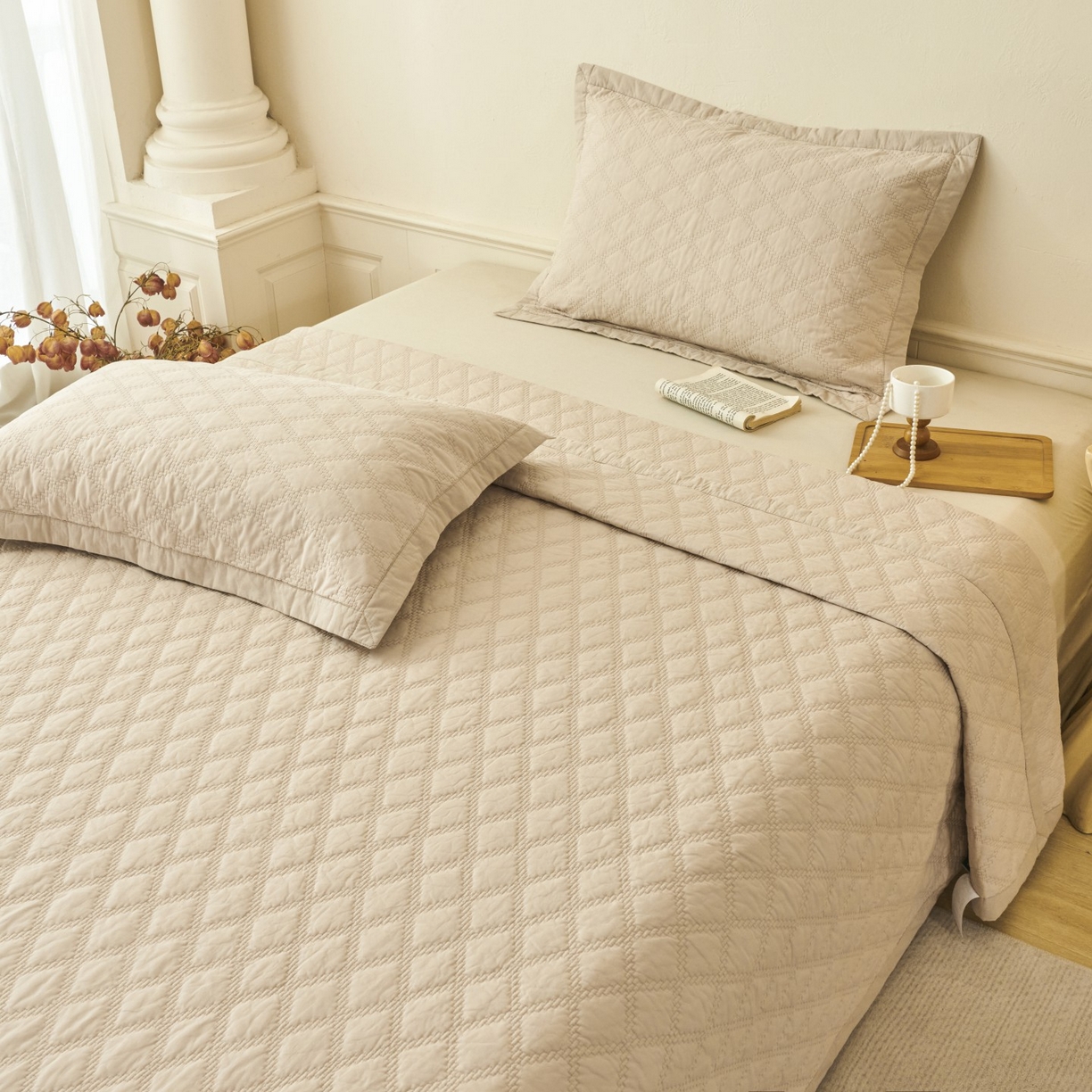 91家纺网 家纺一手货源 找家纺 莎果家纺 2025新款双面60支纯棉细纱菱形格刺绣床盖 菱形卡其