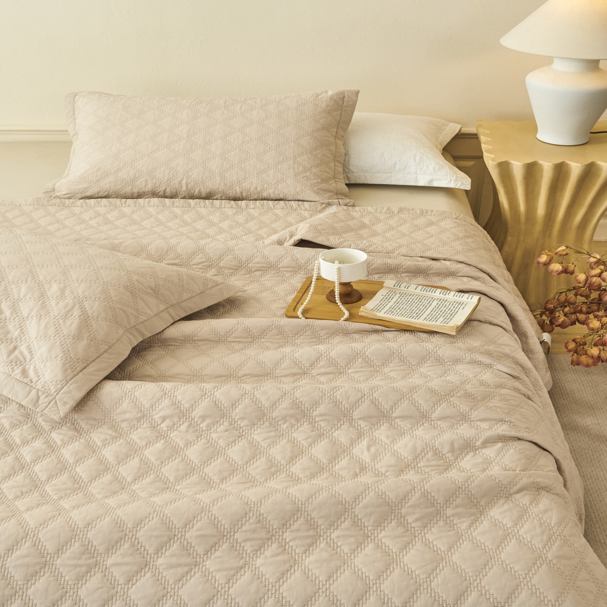 91家纺网 家纺一手货源 找家纺 莎果家纺 2025新款双面60支纯棉细纱菱形格刺绣床盖 菱形卡其