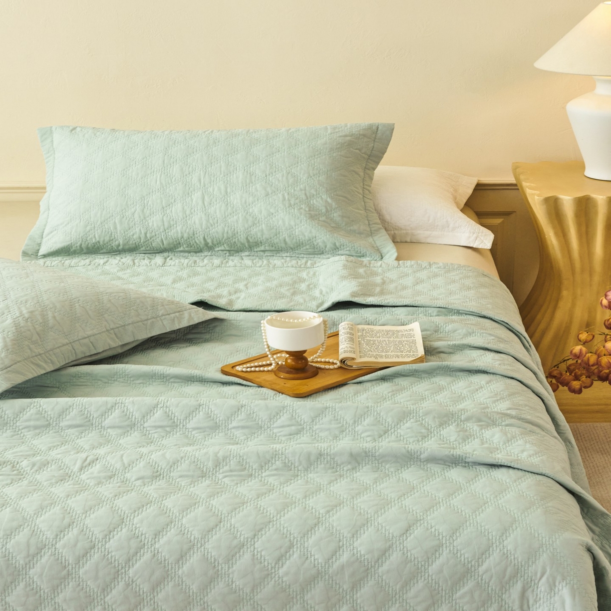 91家纺网 家纺一手货源 找家纺 莎果家纺 2025新款双面60支纯棉细纱菱形格刺绣床盖 菱形浅绿