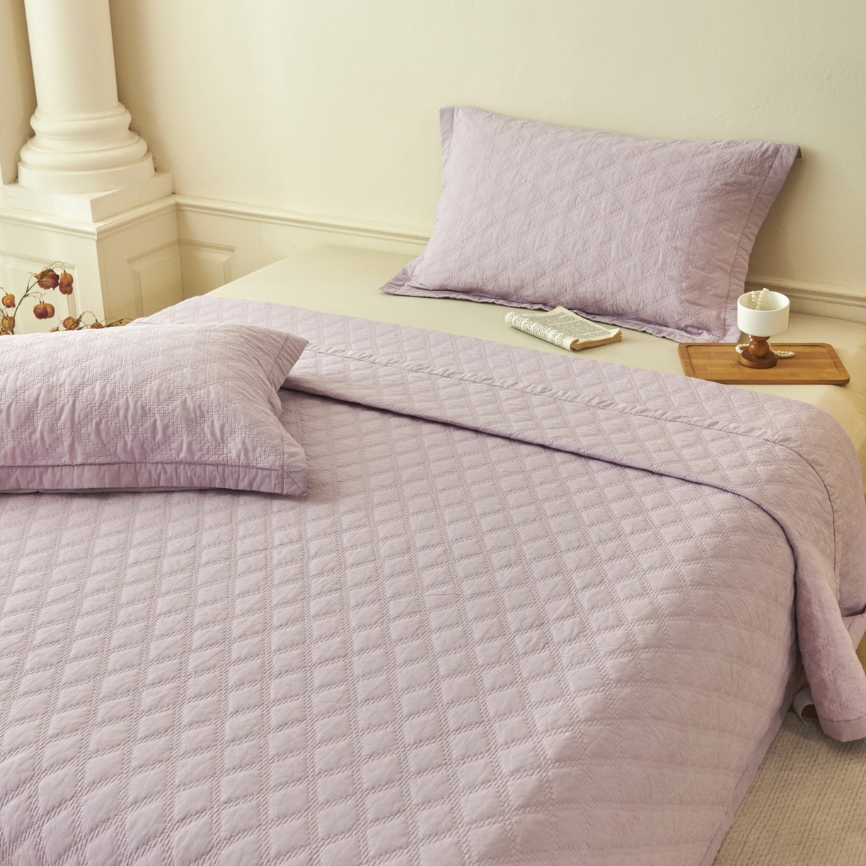 91家纺网 家纺一手货源 找家纺 莎果家纺 2025新款双面60支纯棉细纱菱形格刺绣床盖 菱形紫