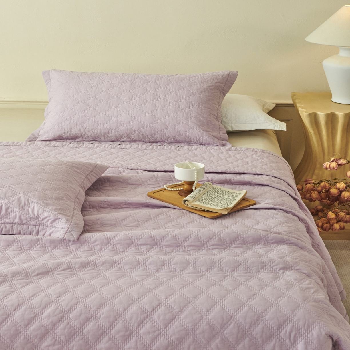 91家纺网 家纺一手货源 找家纺 莎果家纺 2025新款双面60支纯棉细纱菱形格刺绣床盖 菱形紫