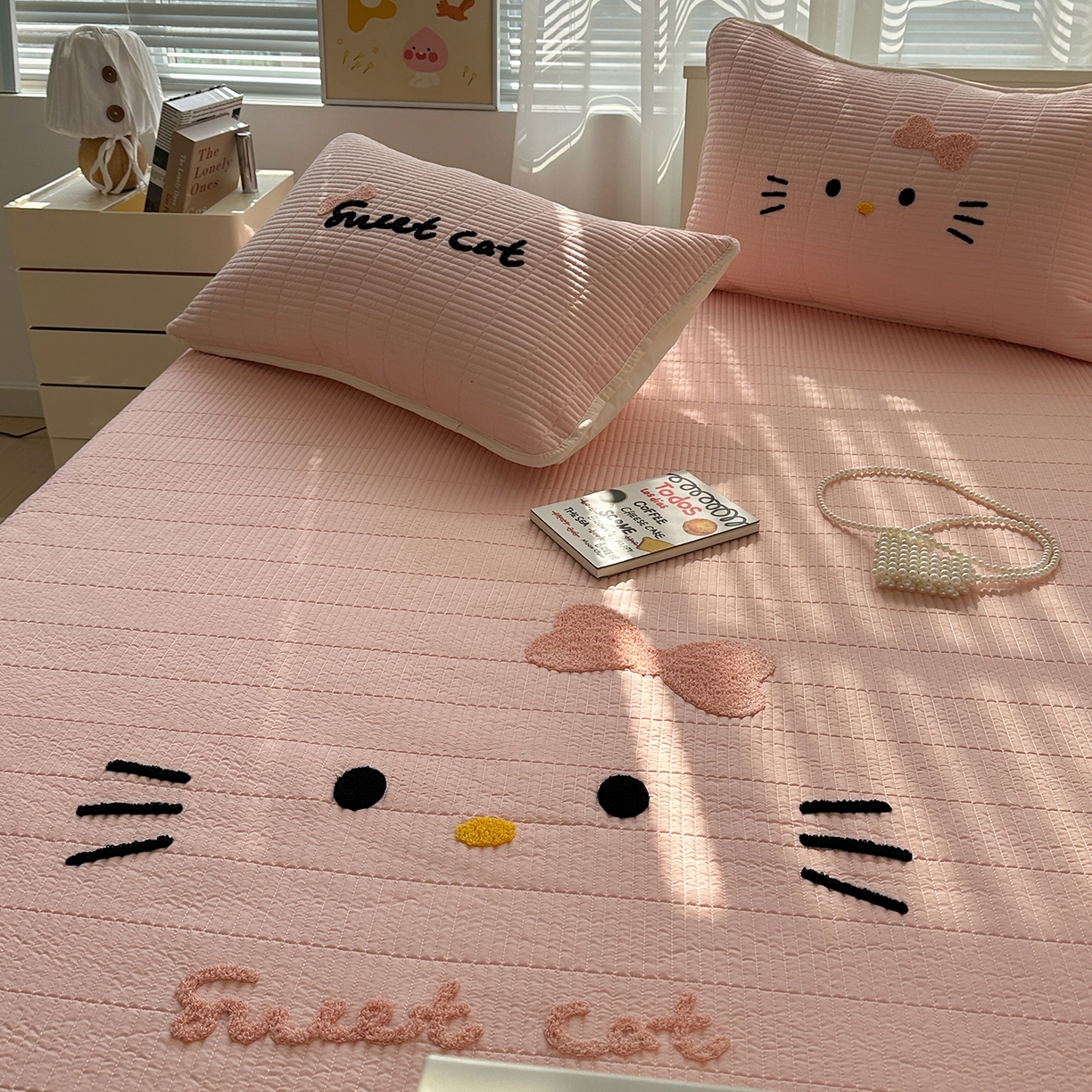 91家纺网 家纺一手货源 找家纺 繁花家居 2025新款云朵棉软到心坎可爱毛巾绣床盖，不跑床的加厚床单 喵喵-奶粉