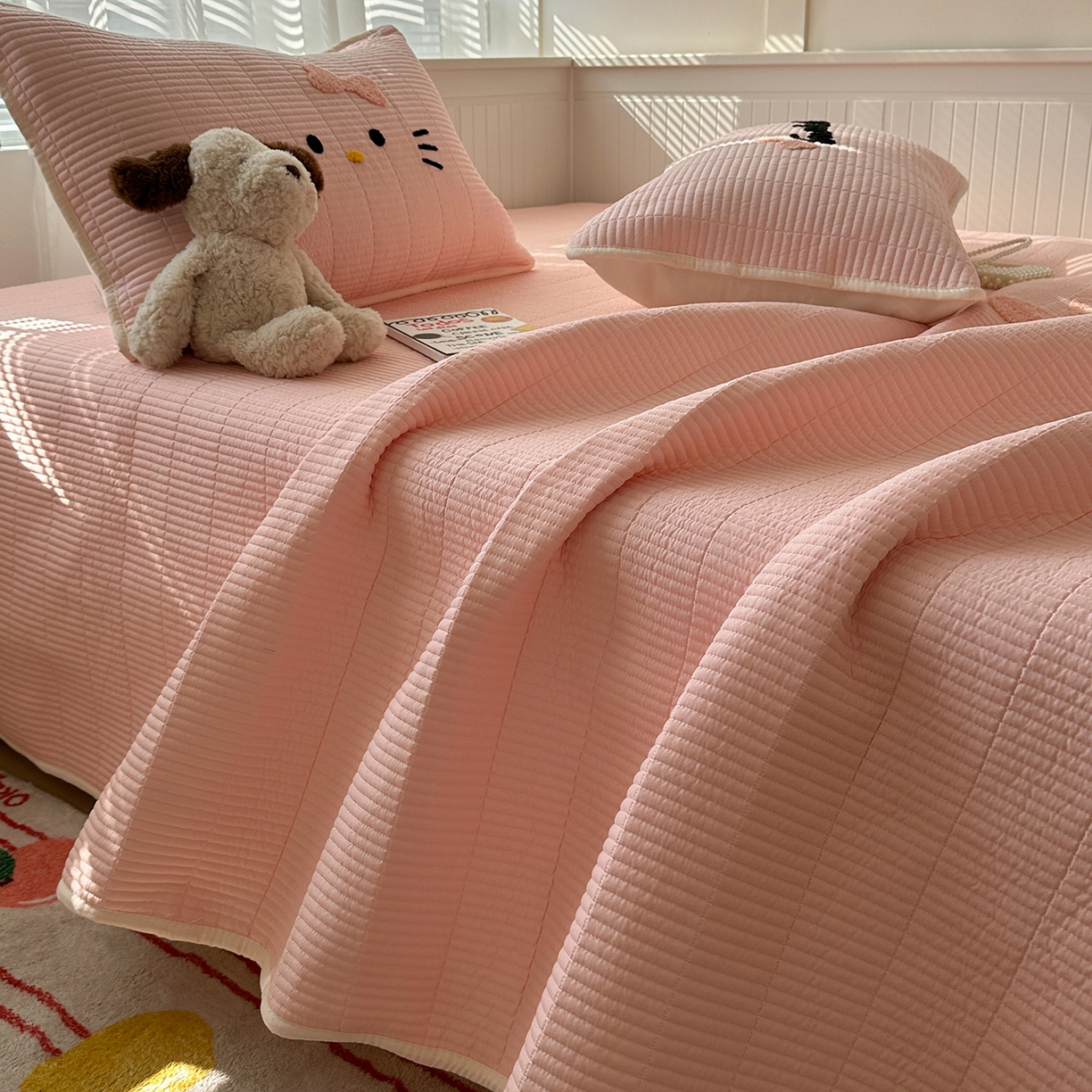 91家纺网 家纺一手货源 找家纺 繁花家居 2025新款云朵棉软到心坎可爱毛巾绣床盖，不跑床的加厚床单 喵喵-奶粉