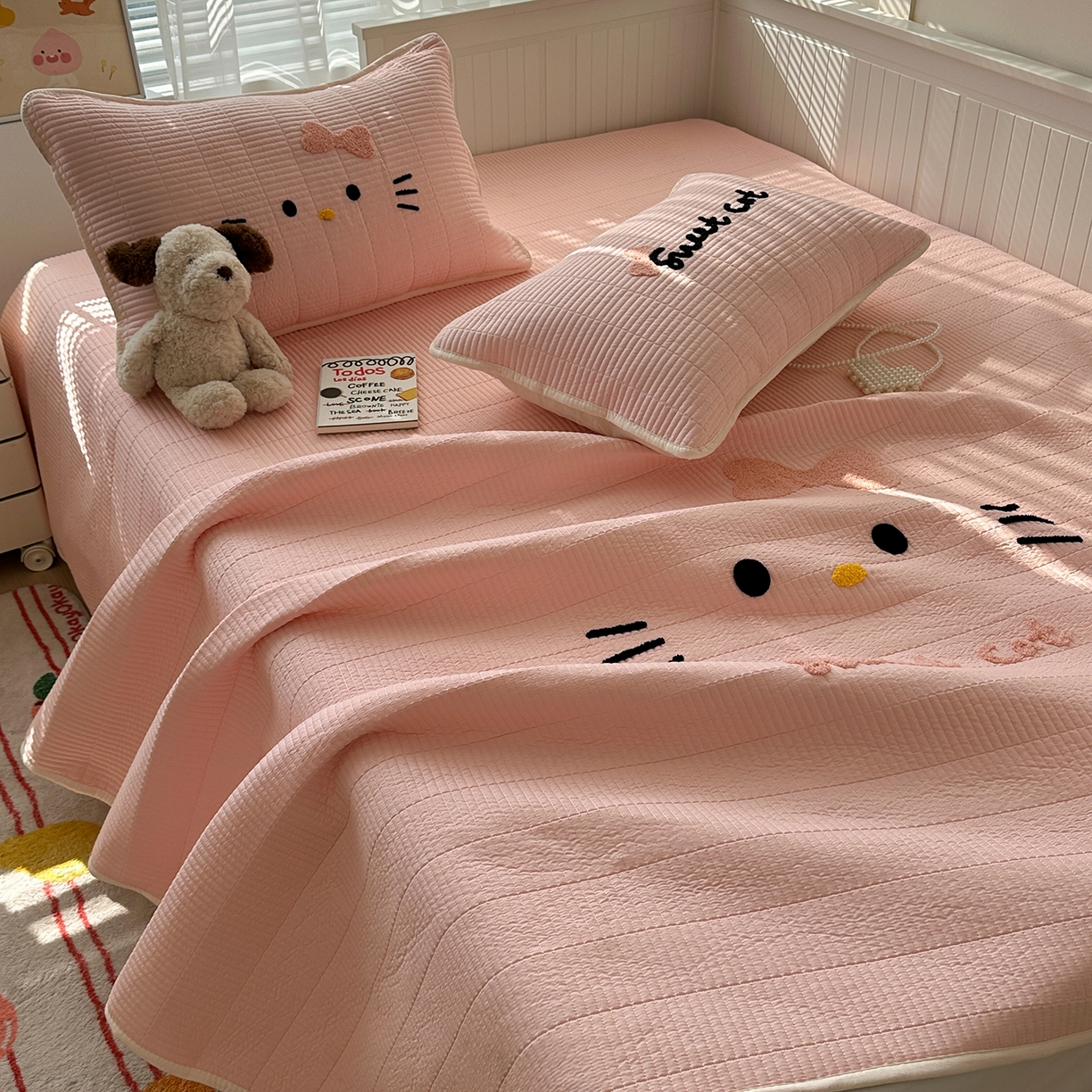 91家纺网 家纺一手货源 找家纺 繁花家居 2025新款云朵棉软到心坎可爱毛巾绣床盖，不跑床的加厚床单 喵喵-奶粉