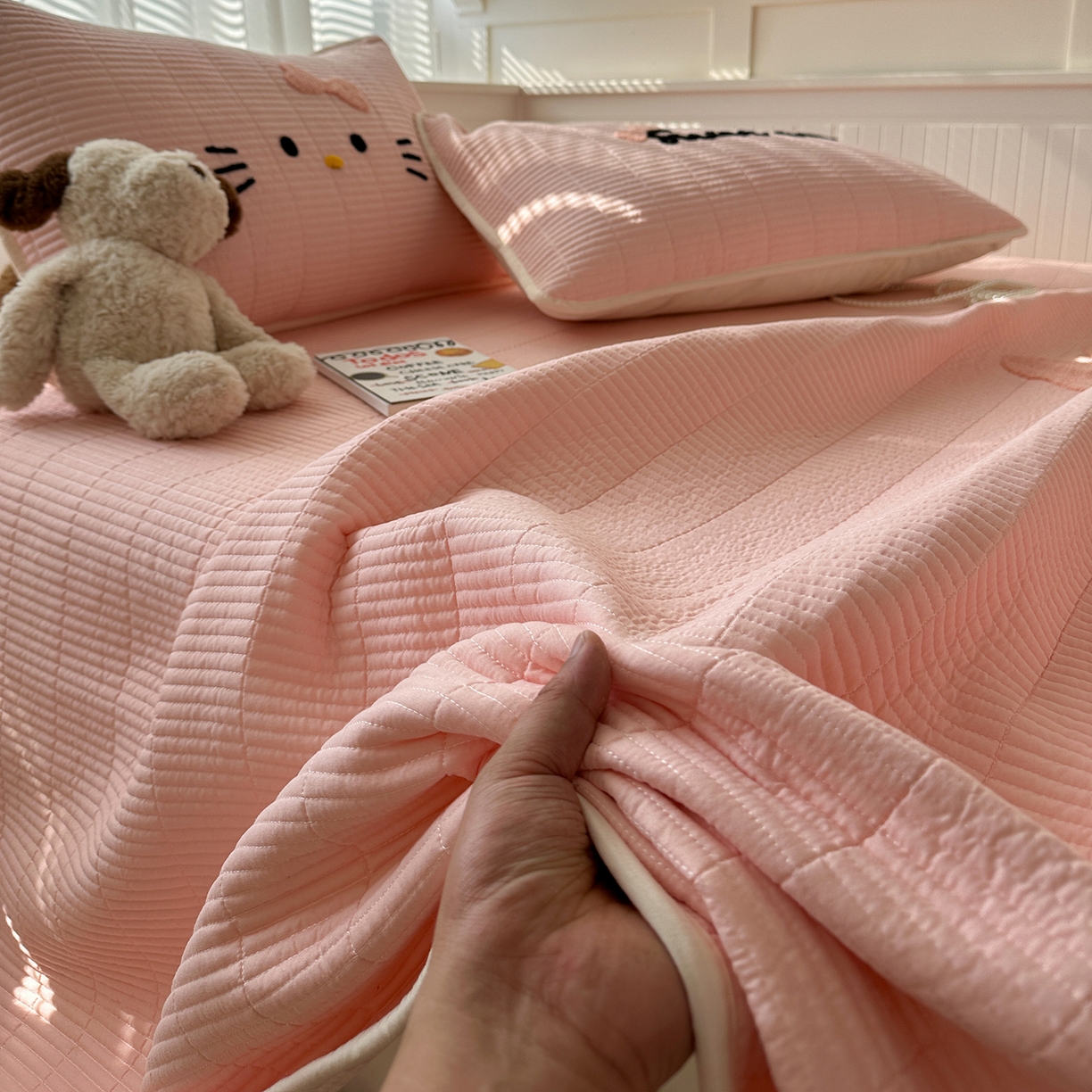 91家纺网 家纺一手货源 找家纺 繁花家居 2025新款云朵棉软到心坎可爱毛巾绣床盖，不跑床的加厚床单 喵喵-奶粉