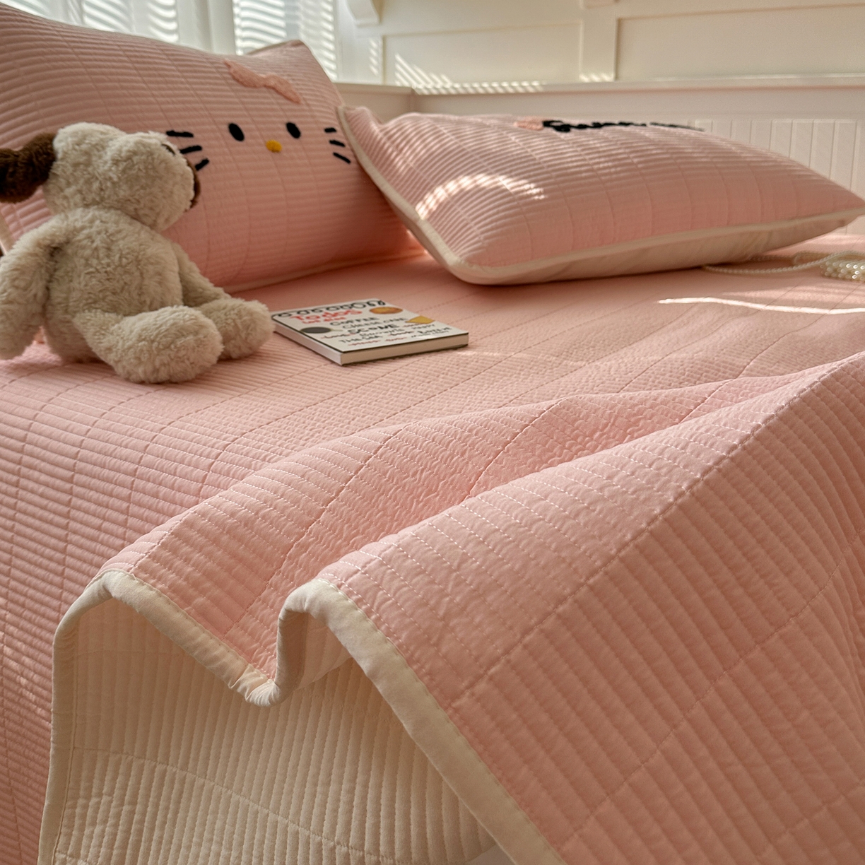 91家纺网 家纺一手货源 找家纺 繁花家居 2025新款云朵棉软到心坎可爱毛巾绣床盖，不跑床的加厚床单 喵喵-奶粉