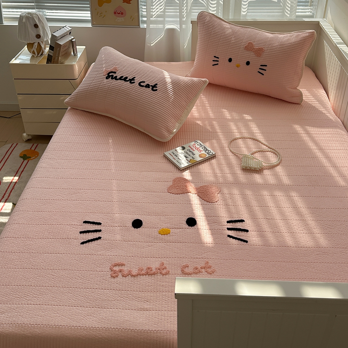 91家纺网 家纺一手货源 找家纺 繁花家居 2025新款云朵棉软到心坎可爱毛巾绣床盖，不跑床的加厚床单 喵喵-奶粉