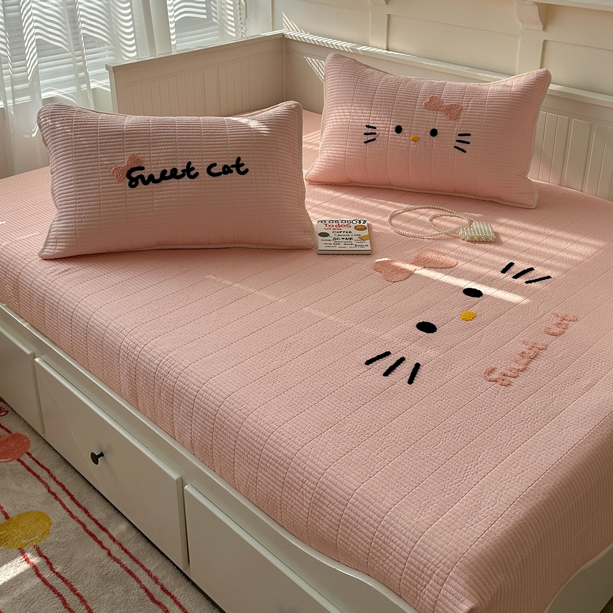 91家纺网 家纺一手货源 找家纺 繁花家居 2025新款云朵棉软到心坎可爱毛巾绣床盖，不跑床的加厚床单 喵喵-奶粉