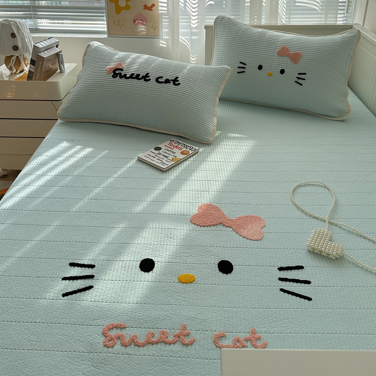 91家纺网 家纺一手货源 找家纺 繁花家居 2025新款云朵棉软到心坎可爱毛巾绣床盖，不跑床的加厚床单 喵喵-奶蓝