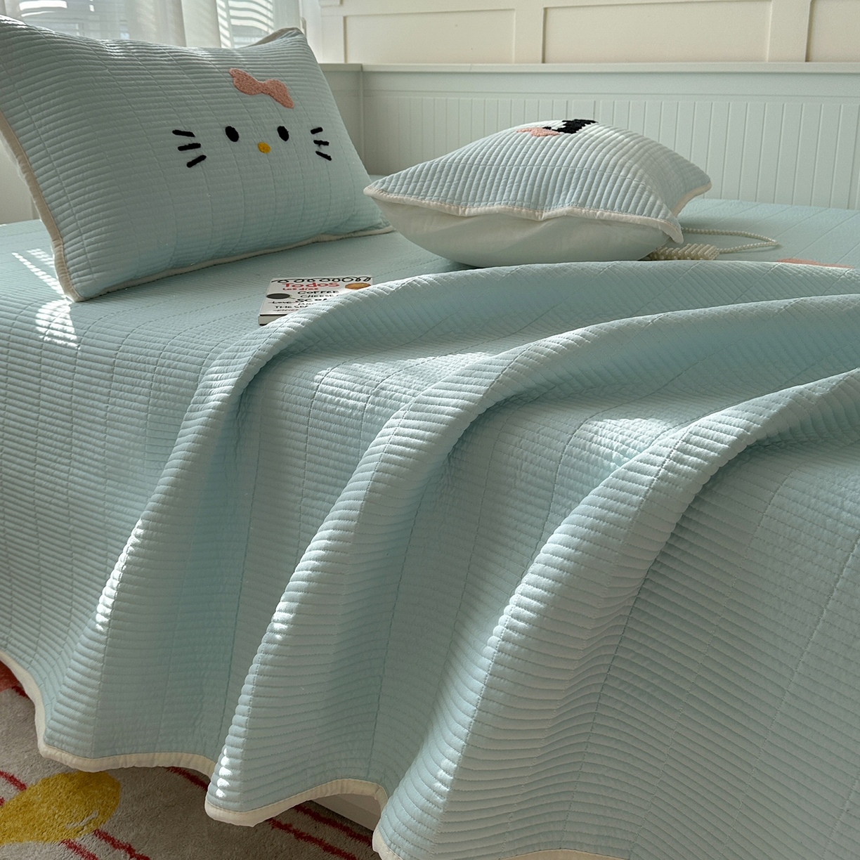 91家纺网 家纺一手货源 找家纺 繁花家居 2025新款云朵棉软到心坎可爱毛巾绣床盖，不跑床的加厚床单 喵喵-奶蓝