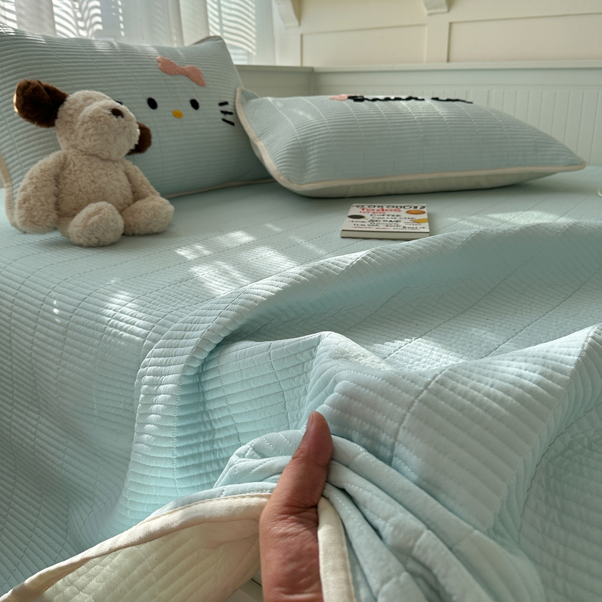 91家纺网 家纺一手货源 找家纺 繁花家居 2025新款云朵棉软到心坎可爱毛巾绣床盖，不跑床的加厚床单 喵喵-奶蓝