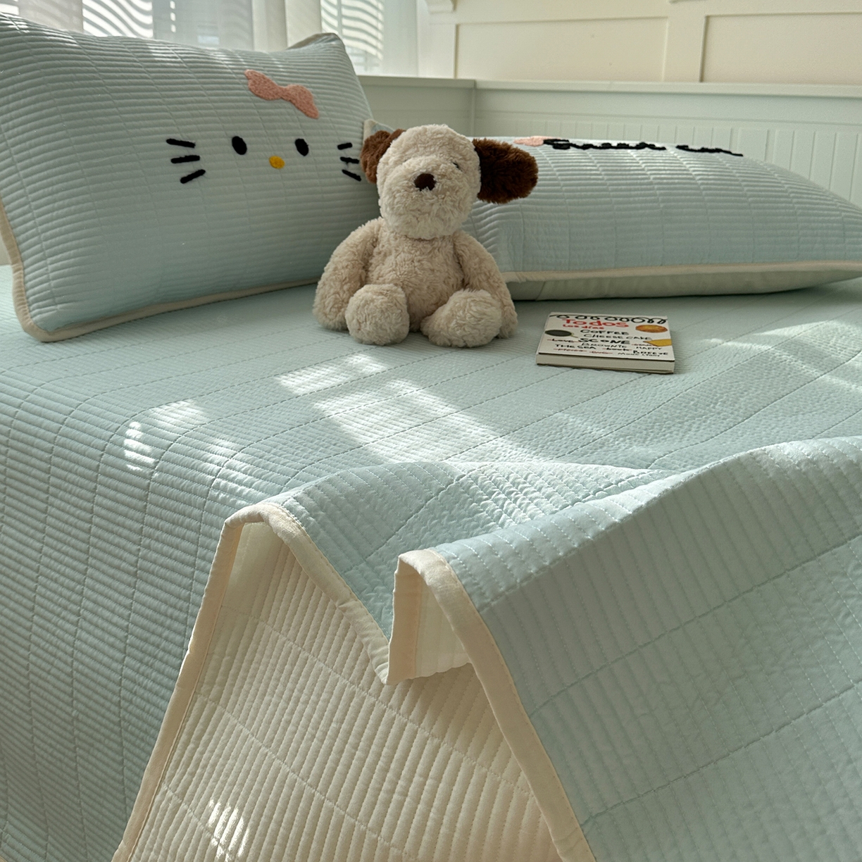 91家纺网 家纺一手货源 找家纺 繁花家居 2025新款云朵棉软到心坎可爱毛巾绣床盖，不跑床的加厚床单 喵喵-奶蓝