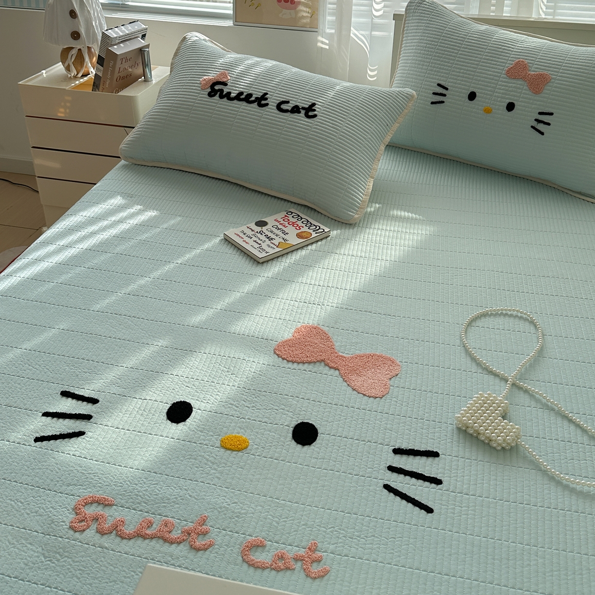 91家纺网 家纺一手货源 找家纺 繁花家居 2025新款云朵棉软到心坎可爱毛巾绣床盖，不跑床的加厚床单 喵喵-奶蓝