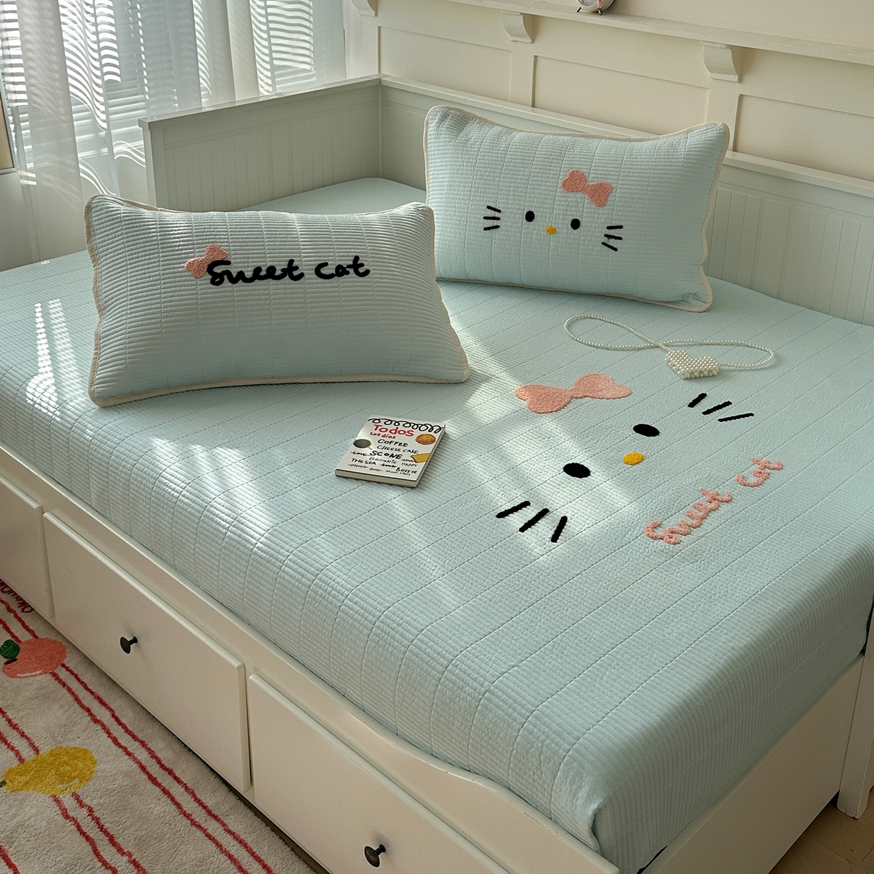 91家纺网 家纺一手货源 找家纺 繁花家居 2025新款云朵棉软到心坎可爱毛巾绣床盖，不跑床的加厚床单 喵喵-奶蓝