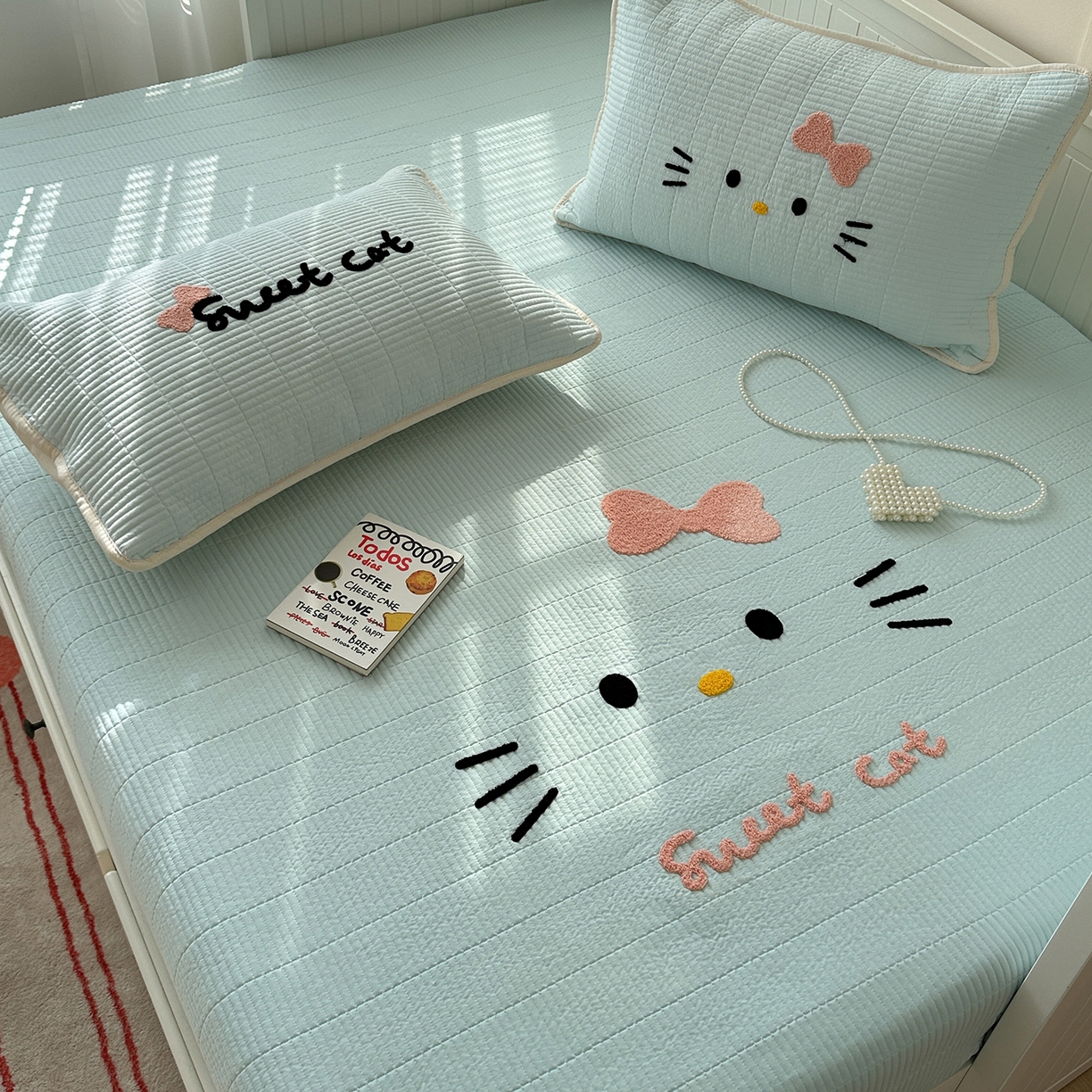 91家纺网 家纺一手货源 找家纺 繁花家居 2025新款云朵棉软到心坎可爱毛巾绣床盖，不跑床的加厚床单 喵喵-奶蓝