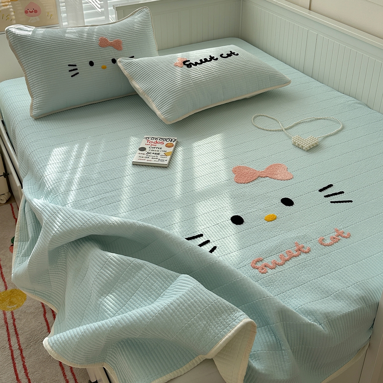 91家纺网 家纺一手货源 找家纺 繁花家居 2025新款云朵棉软到心坎可爱毛巾绣床盖，不跑床的加厚床单 喵喵-奶蓝