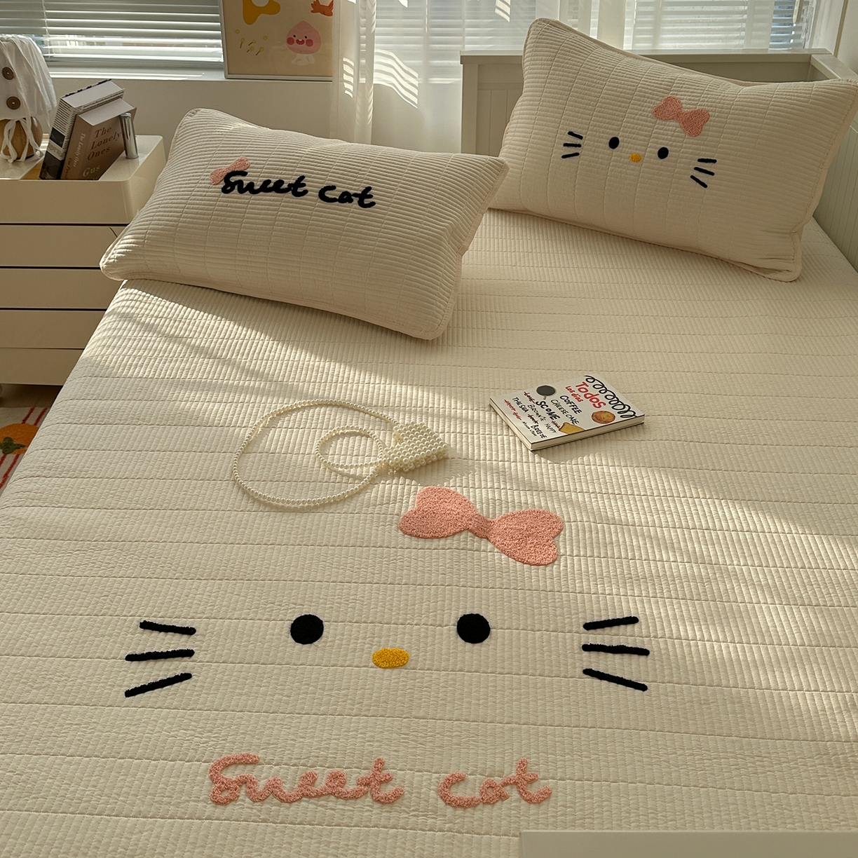 91家纺网 家纺一手货源 找家纺 繁花家居 2025新款云朵棉软到心坎可爱毛巾绣床盖，不跑床的加厚床单 喵喵-奶白