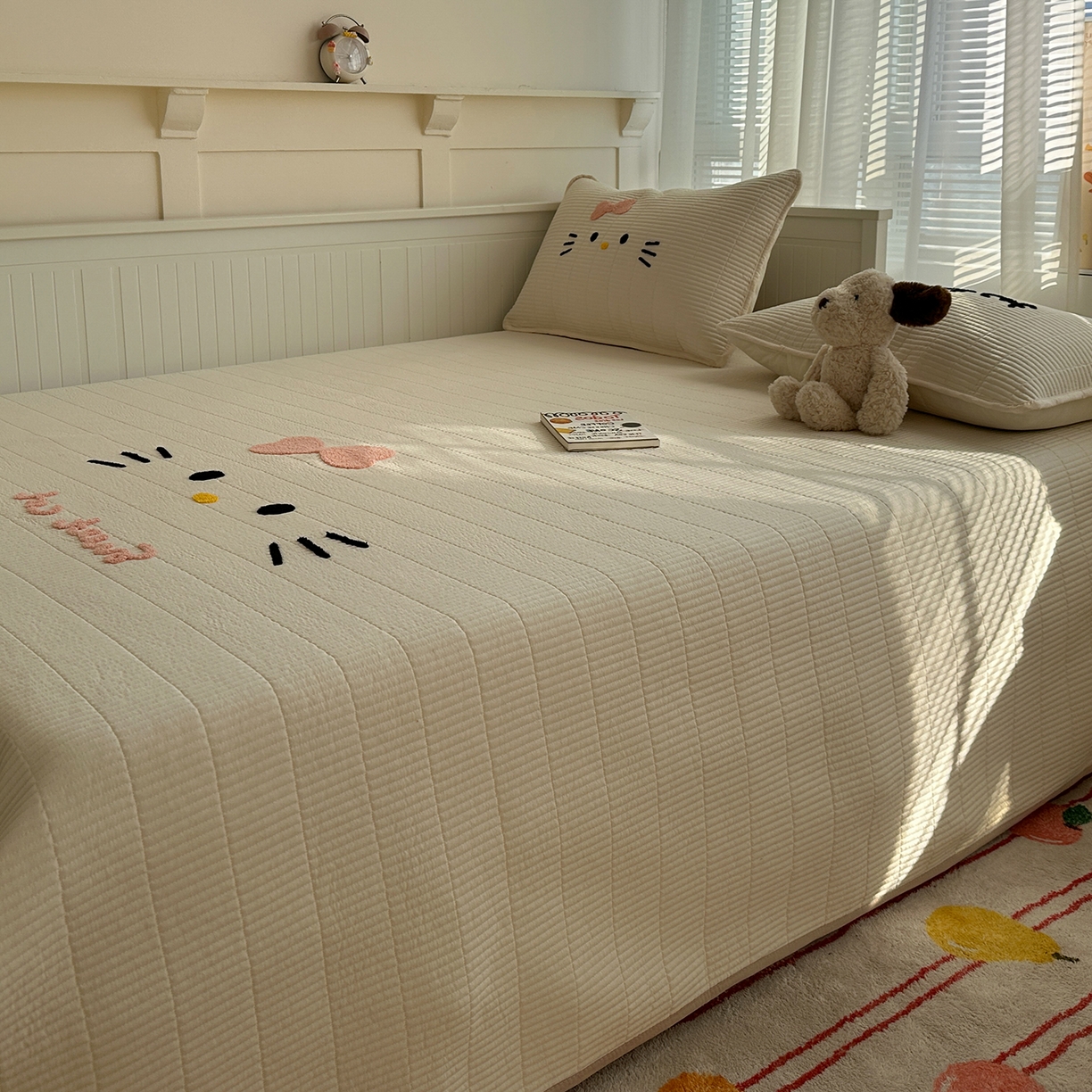 91家纺网 家纺一手货源 找家纺 繁花家居 2025新款云朵棉软到心坎可爱毛巾绣床盖，不跑床的加厚床单 喵喵-奶白