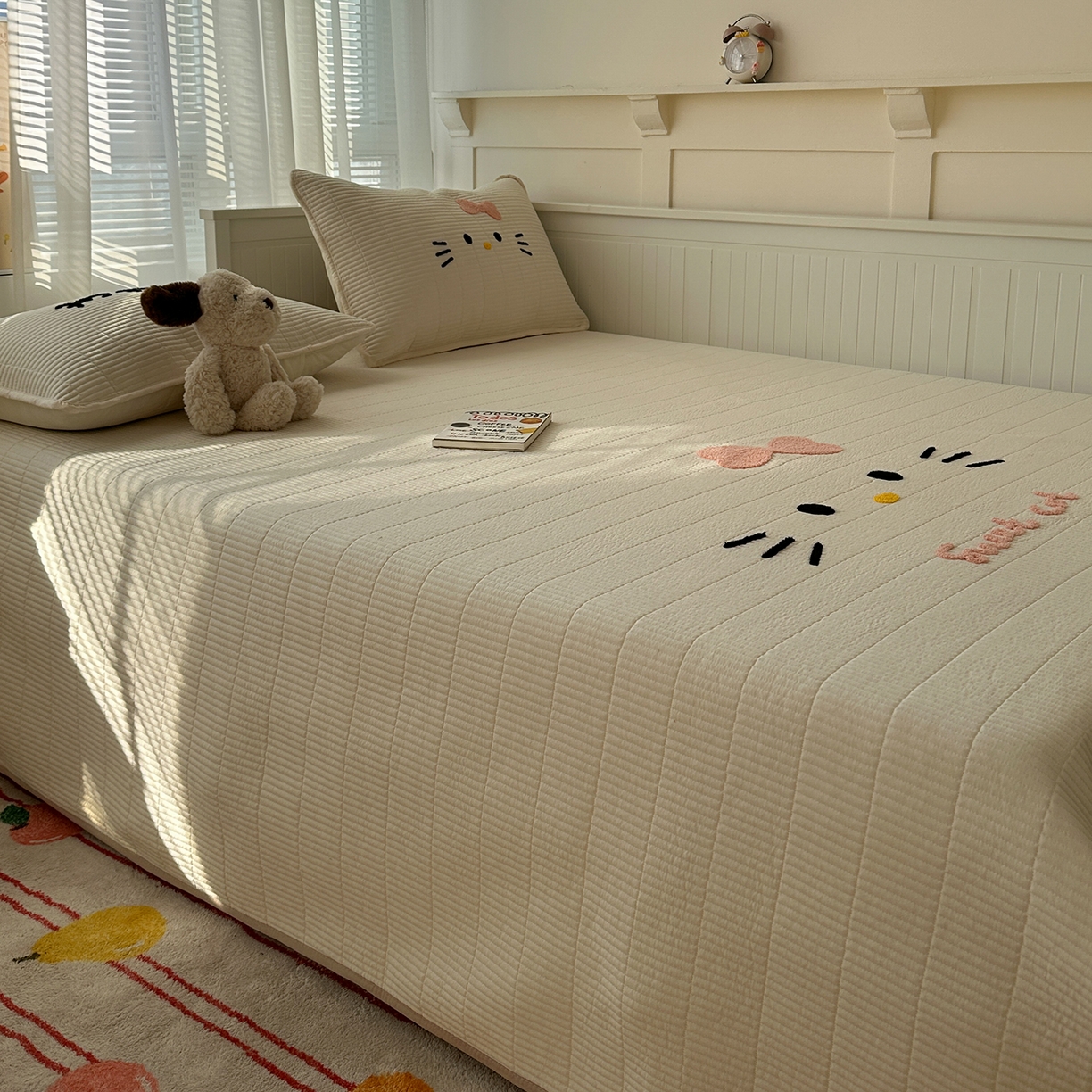 91家纺网 家纺一手货源 找家纺 繁花家居 2025新款云朵棉软到心坎可爱毛巾绣床盖，不跑床的加厚床单 喵喵-奶白