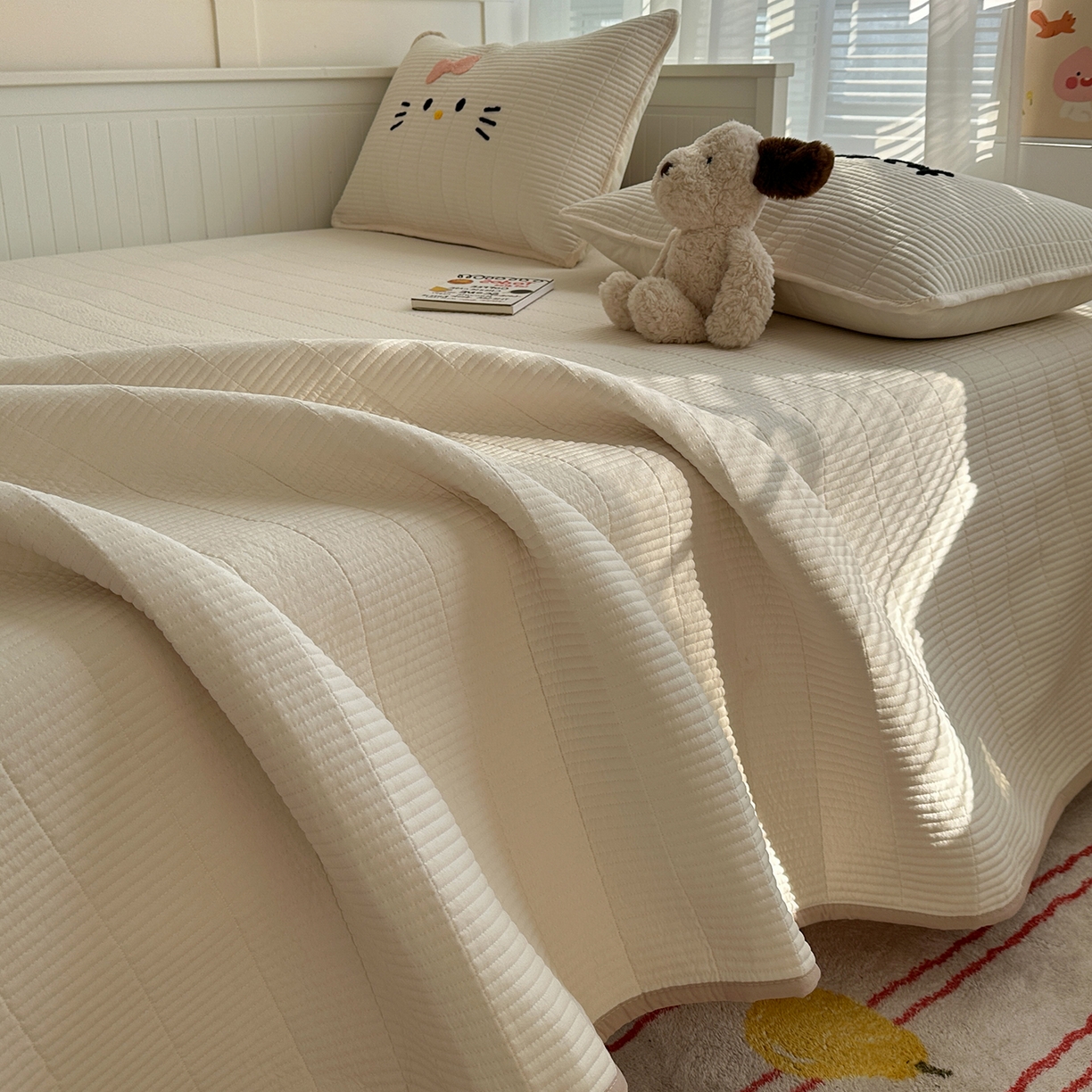 91家纺网 家纺一手货源 找家纺 繁花家居 2025新款云朵棉软到心坎可爱毛巾绣床盖，不跑床的加厚床单 喵喵-奶白