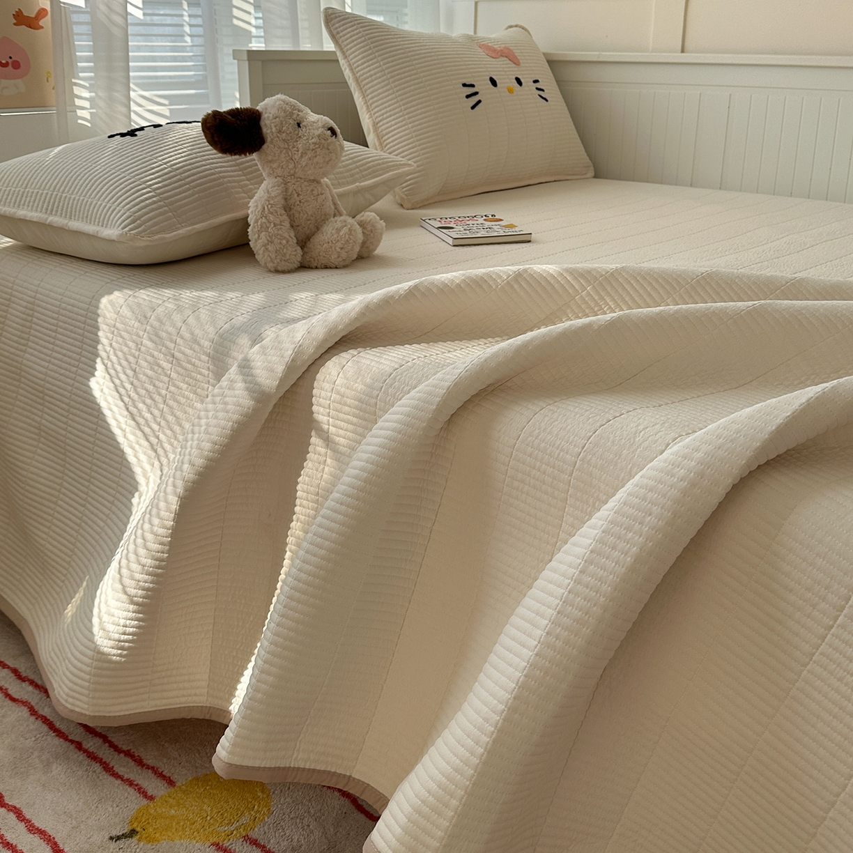 91家纺网 家纺一手货源 找家纺 繁花家居 2025新款云朵棉软到心坎可爱毛巾绣床盖，不跑床的加厚床单 喵喵-奶白