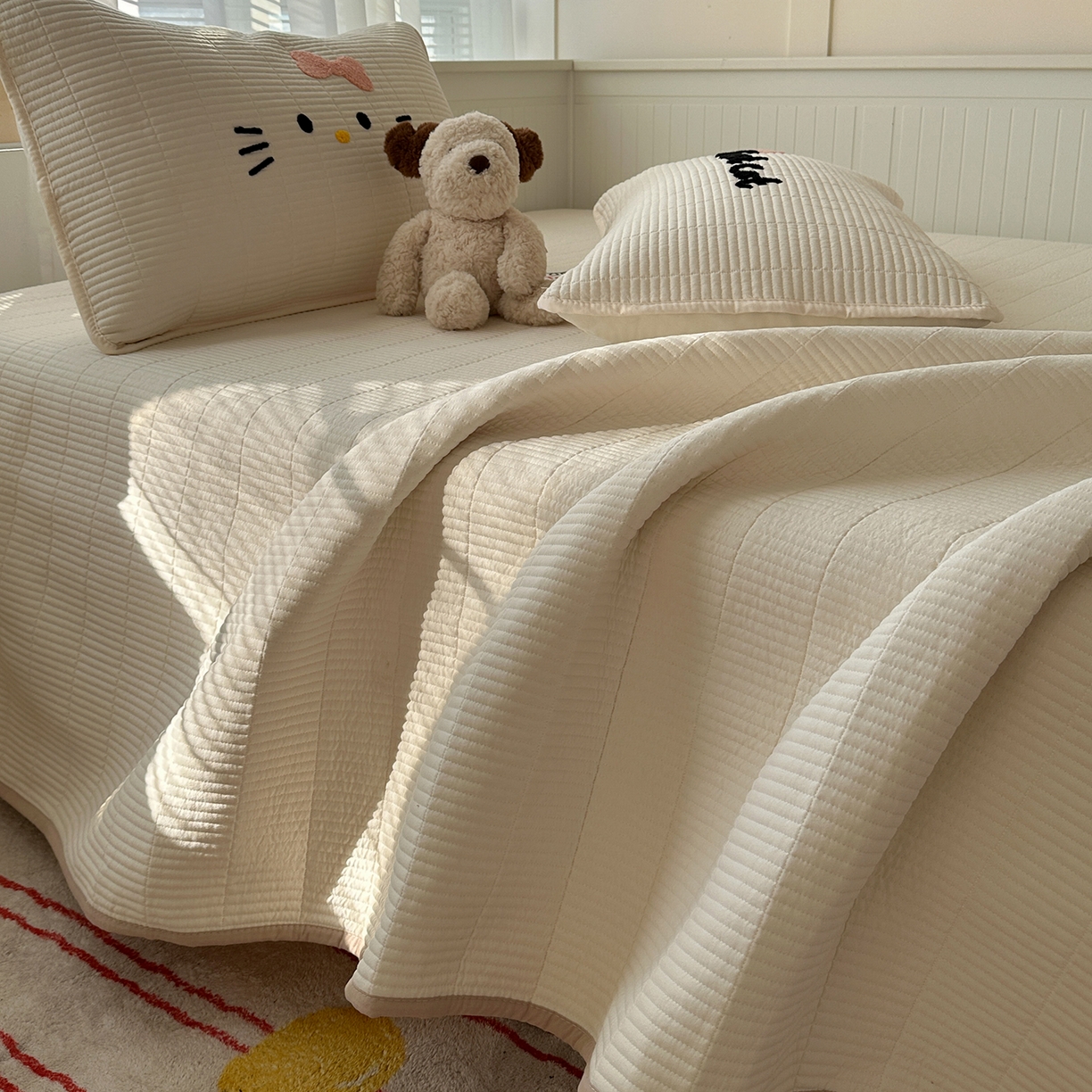 91家纺网 家纺一手货源 找家纺 繁花家居 2025新款云朵棉软到心坎可爱毛巾绣床盖，不跑床的加厚床单 喵喵-奶白