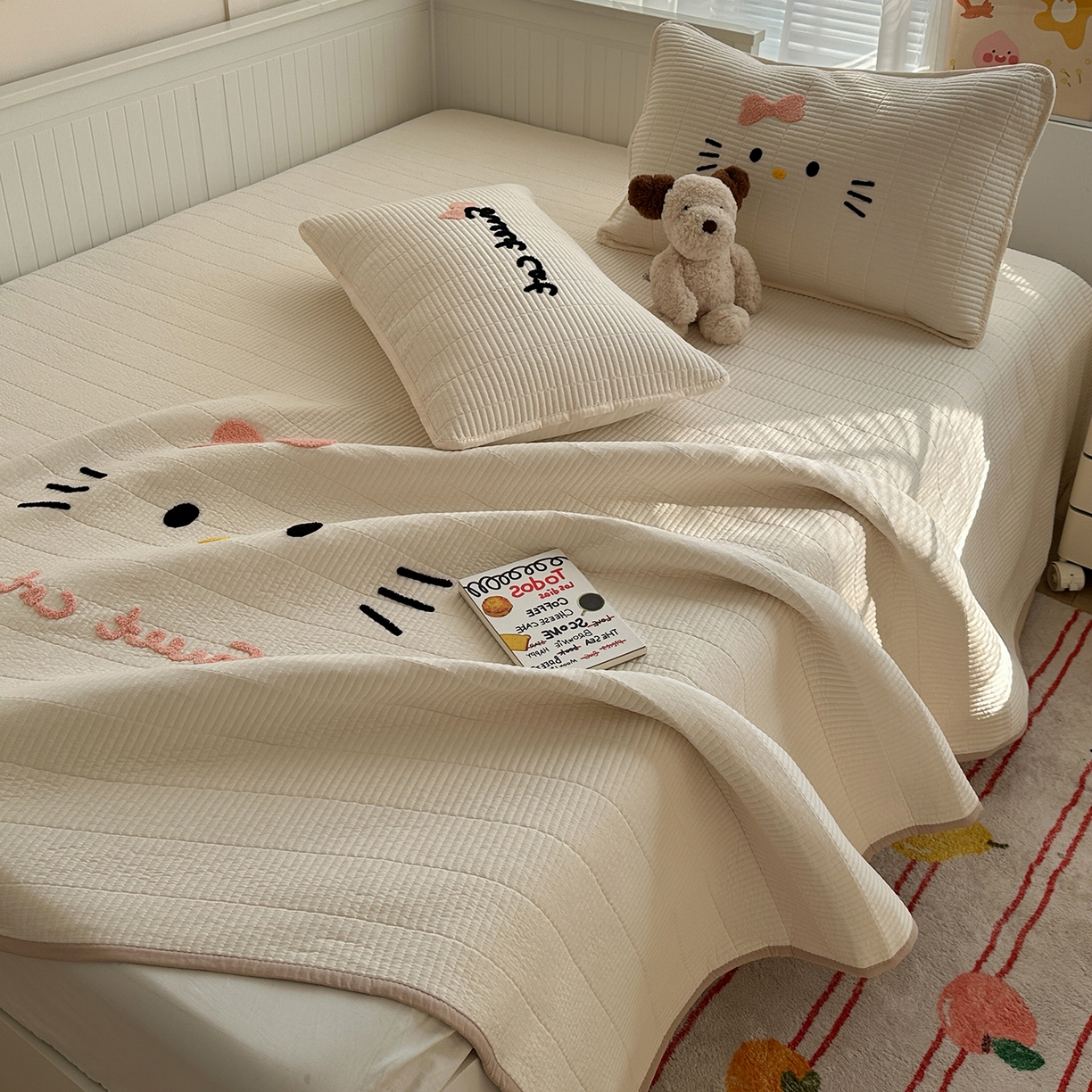 91家纺网 家纺一手货源 找家纺 繁花家居 2025新款云朵棉软到心坎可爱毛巾绣床盖，不跑床的加厚床单 喵喵-奶白