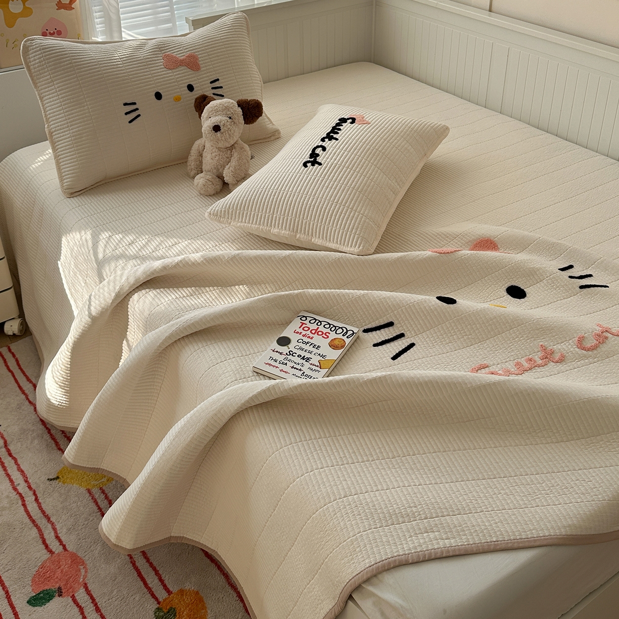 91家纺网 家纺一手货源 找家纺 繁花家居 2025新款云朵棉软到心坎可爱毛巾绣床盖，不跑床的加厚床单 喵喵-奶白