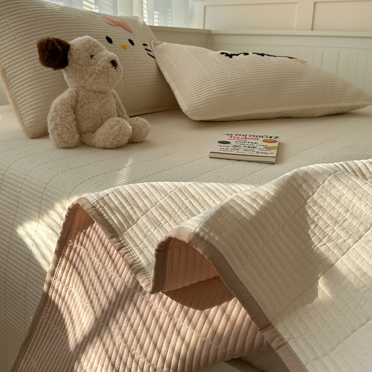 91家纺网 家纺一手货源 找家纺 繁花家居 2025新款云朵棉软到心坎可爱毛巾绣床盖，不跑床的加厚床单 喵喵-奶白