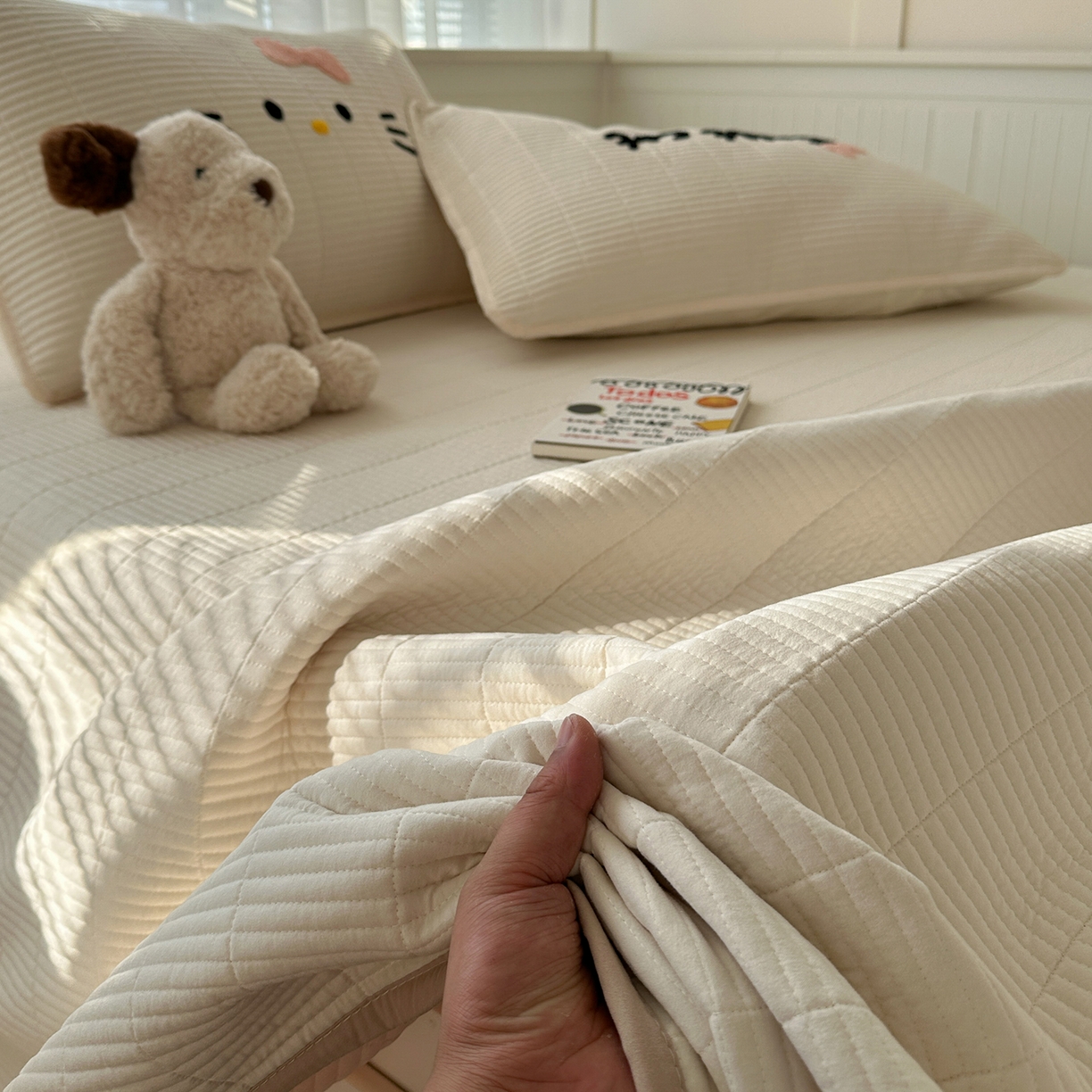 91家纺网 家纺一手货源 找家纺 繁花家居 2025新款云朵棉软到心坎可爱毛巾绣床盖，不跑床的加厚床单 喵喵-奶白