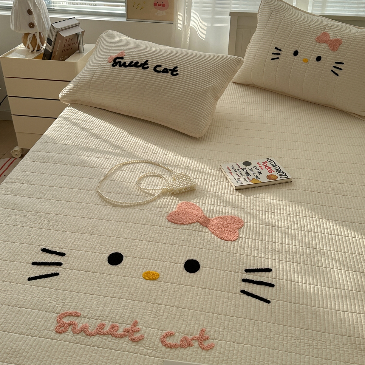 91家纺网 家纺一手货源 找家纺 繁花家居 2025新款云朵棉软到心坎可爱毛巾绣床盖，不跑床的加厚床单 喵喵-奶白