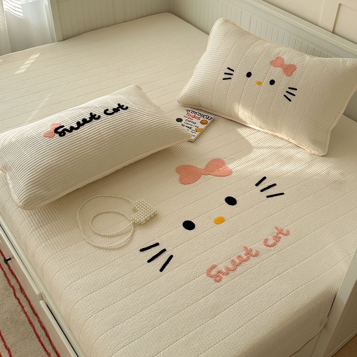 91家纺网 家纺一手货源 找家纺 繁花家居 2025新款云朵棉软到心坎可爱毛巾绣床盖，不跑床的加厚床单 喵喵-奶白