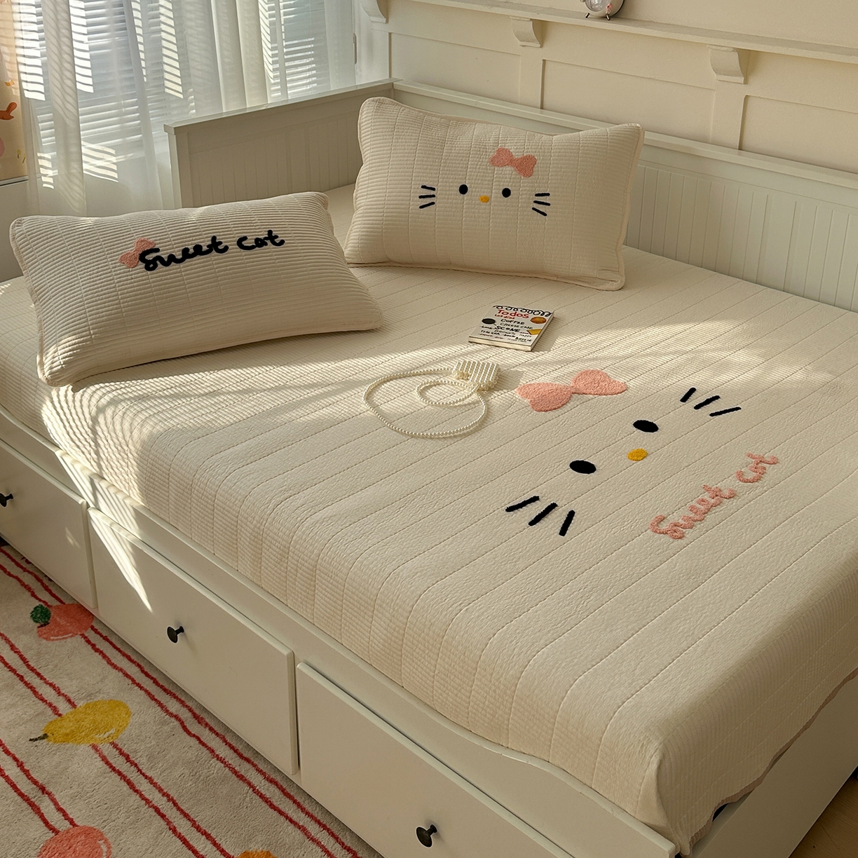 91家纺网 家纺一手货源 找家纺 繁花家居 2025新款云朵棉软到心坎可爱毛巾绣床盖，不跑床的加厚床单 喵喵-奶白