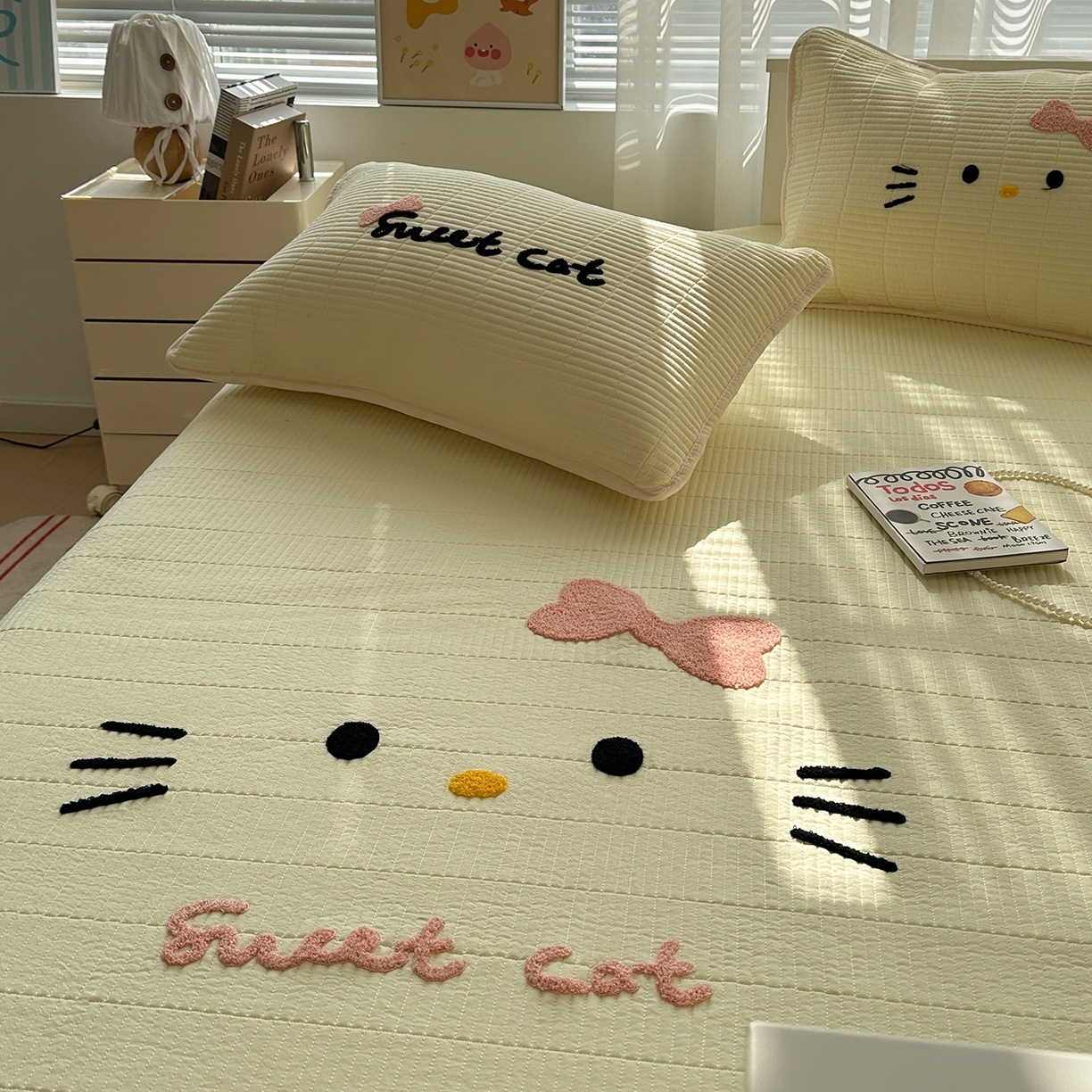 91家纺网 家纺一手货源 找家纺 繁花家居 2025新款云朵棉软到心坎可爱毛巾绣床盖，不跑床的加厚床单 喵喵-奶黄