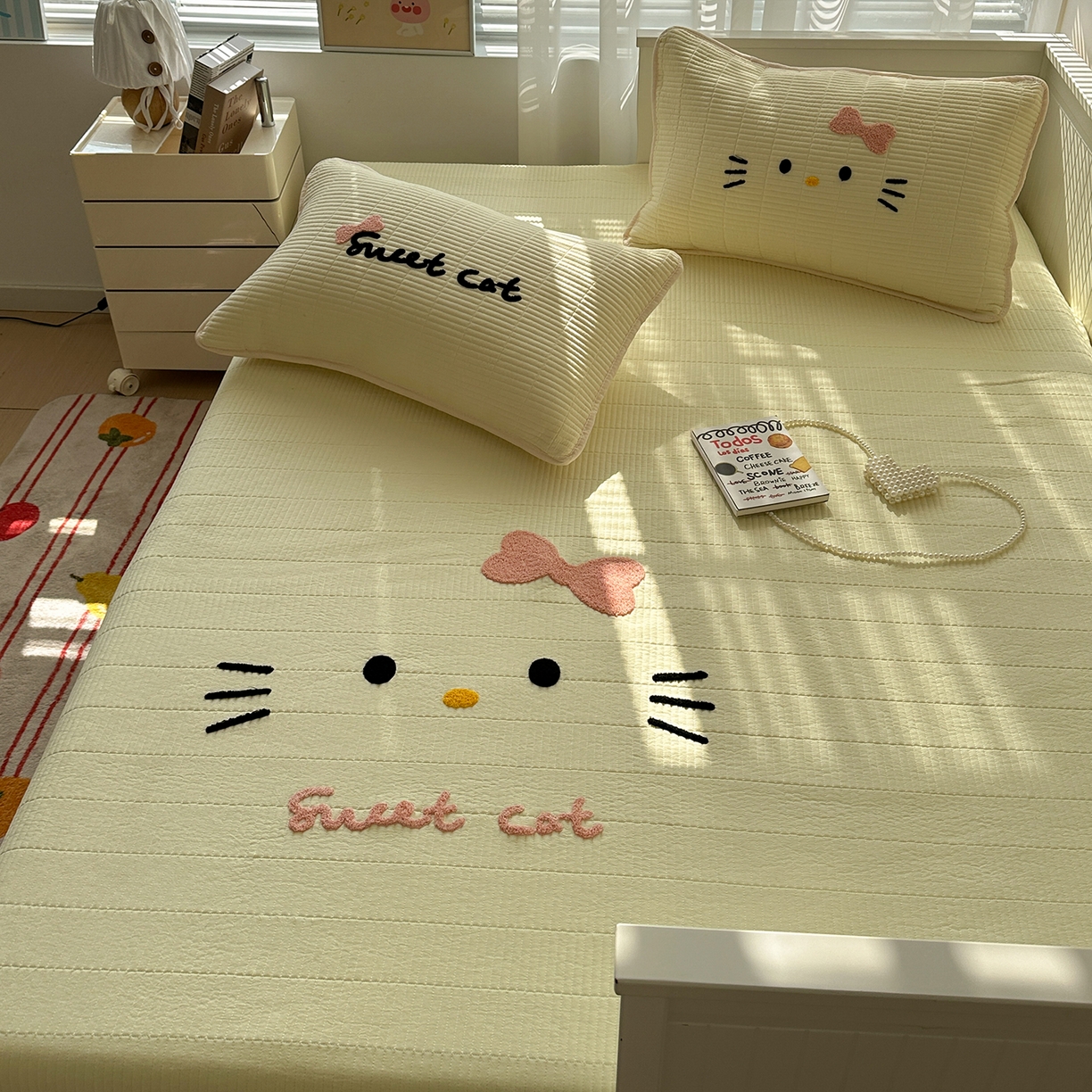 91家纺网 家纺一手货源 找家纺 繁花家居 2025新款云朵棉软到心坎可爱毛巾绣床盖，不跑床的加厚床单 喵喵-奶黄