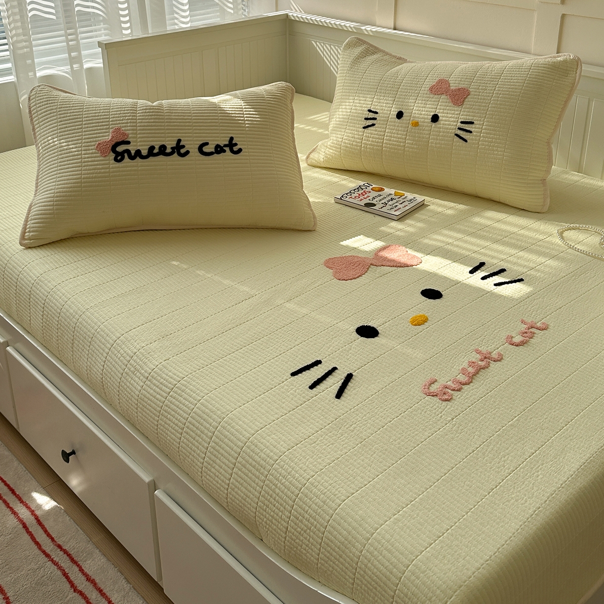 91家纺网 家纺一手货源 找家纺 繁花家居 2025新款云朵棉软到心坎可爱毛巾绣床盖，不跑床的加厚床单 喵喵-奶黄