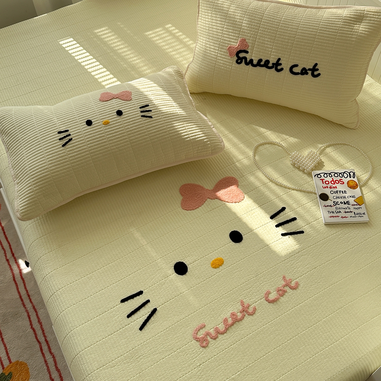 91家纺网 家纺一手货源 找家纺 繁花家居 2025新款云朵棉软到心坎可爱毛巾绣床盖，不跑床的加厚床单 喵喵-奶黄