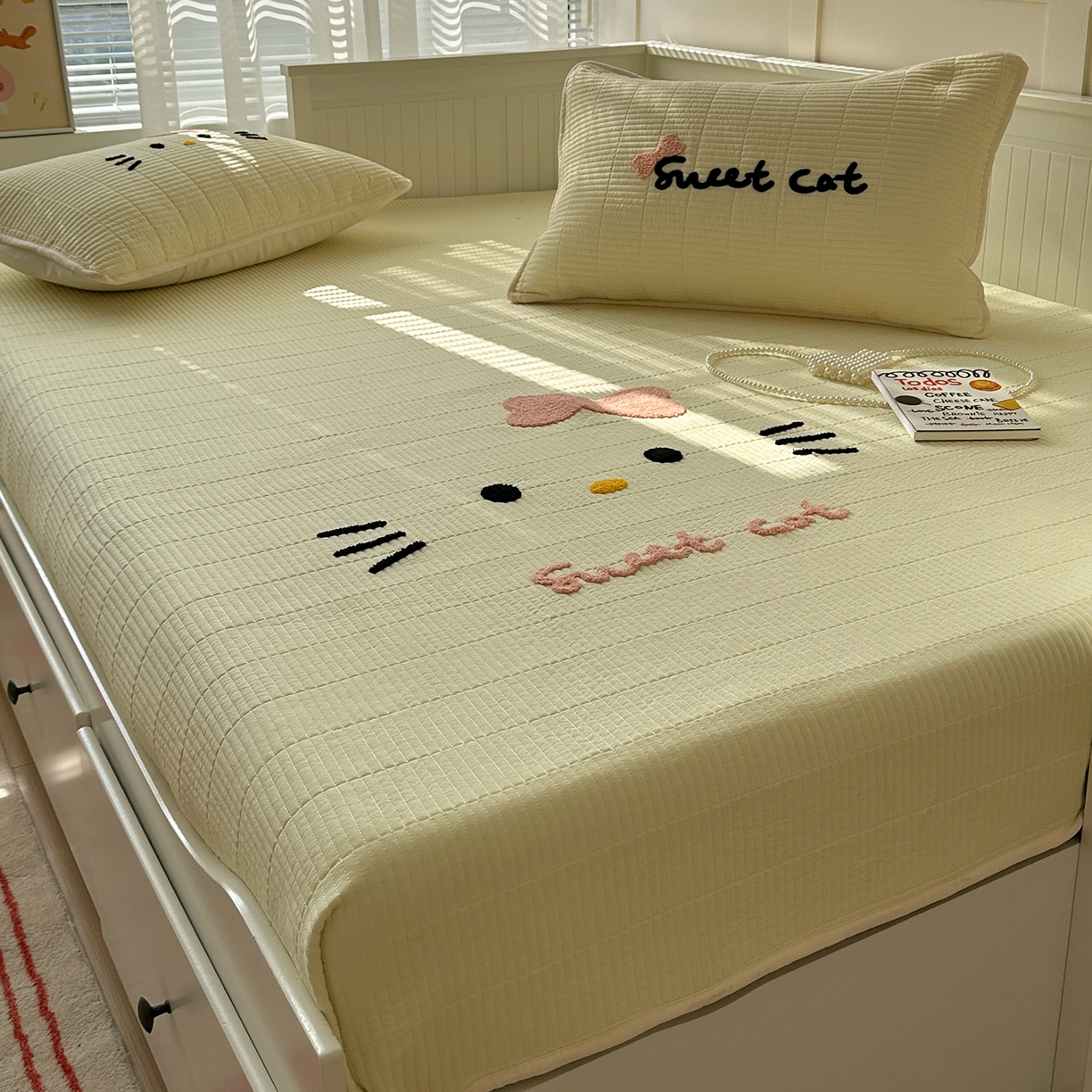 91家纺网 家纺一手货源 找家纺 繁花家居 2025新款云朵棉软到心坎可爱毛巾绣床盖，不跑床的加厚床单 喵喵-奶黄