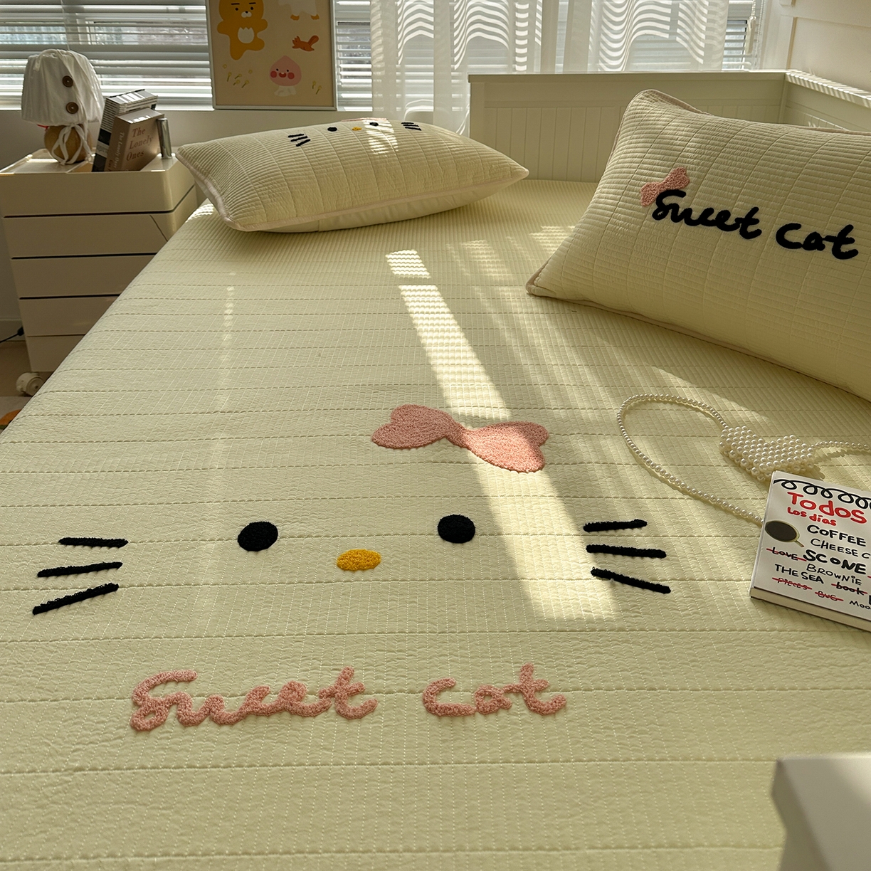 91家纺网 家纺一手货源 找家纺 繁花家居 2025新款云朵棉软到心坎可爱毛巾绣床盖，不跑床的加厚床单 喵喵-奶黄